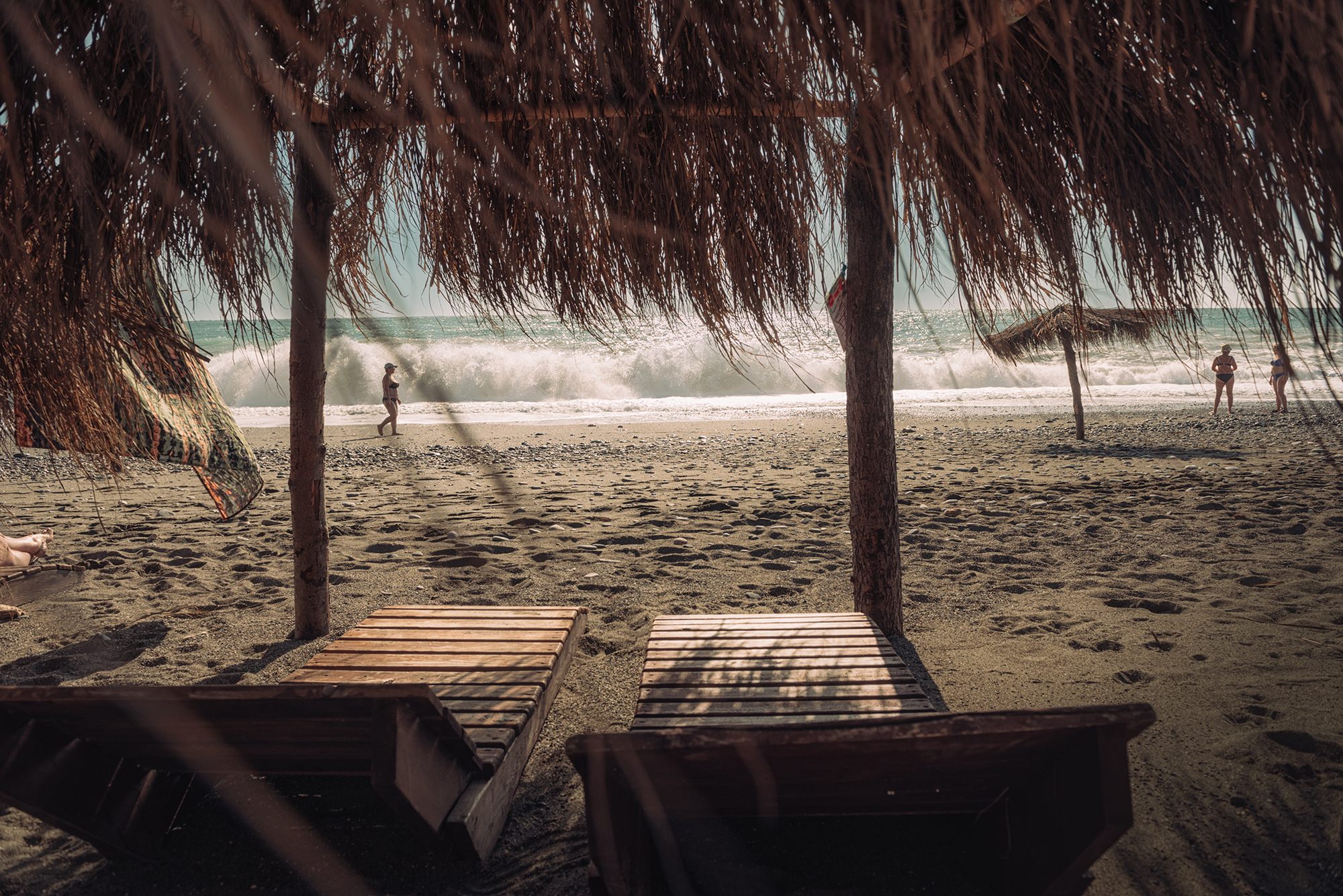 пляж море лежаки шторм,  Мария