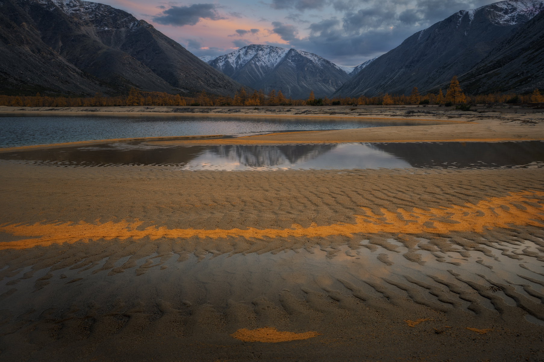 Озеро_Юг пейзажи_Колымы Магаданская_область Колымские_пляжи горная_система_Черского отражения хребет_Оханджа, Шишкин Дмитрий