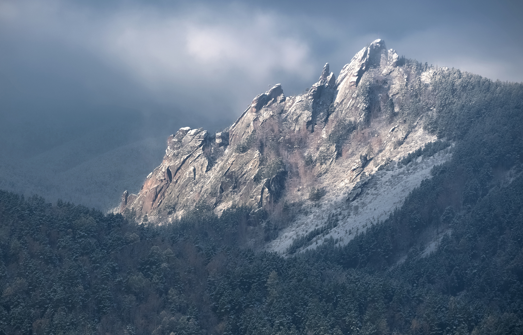 сибирь, торгашинский хребет, раннее утро, скала такмак,снег, туман, Марина Фомина