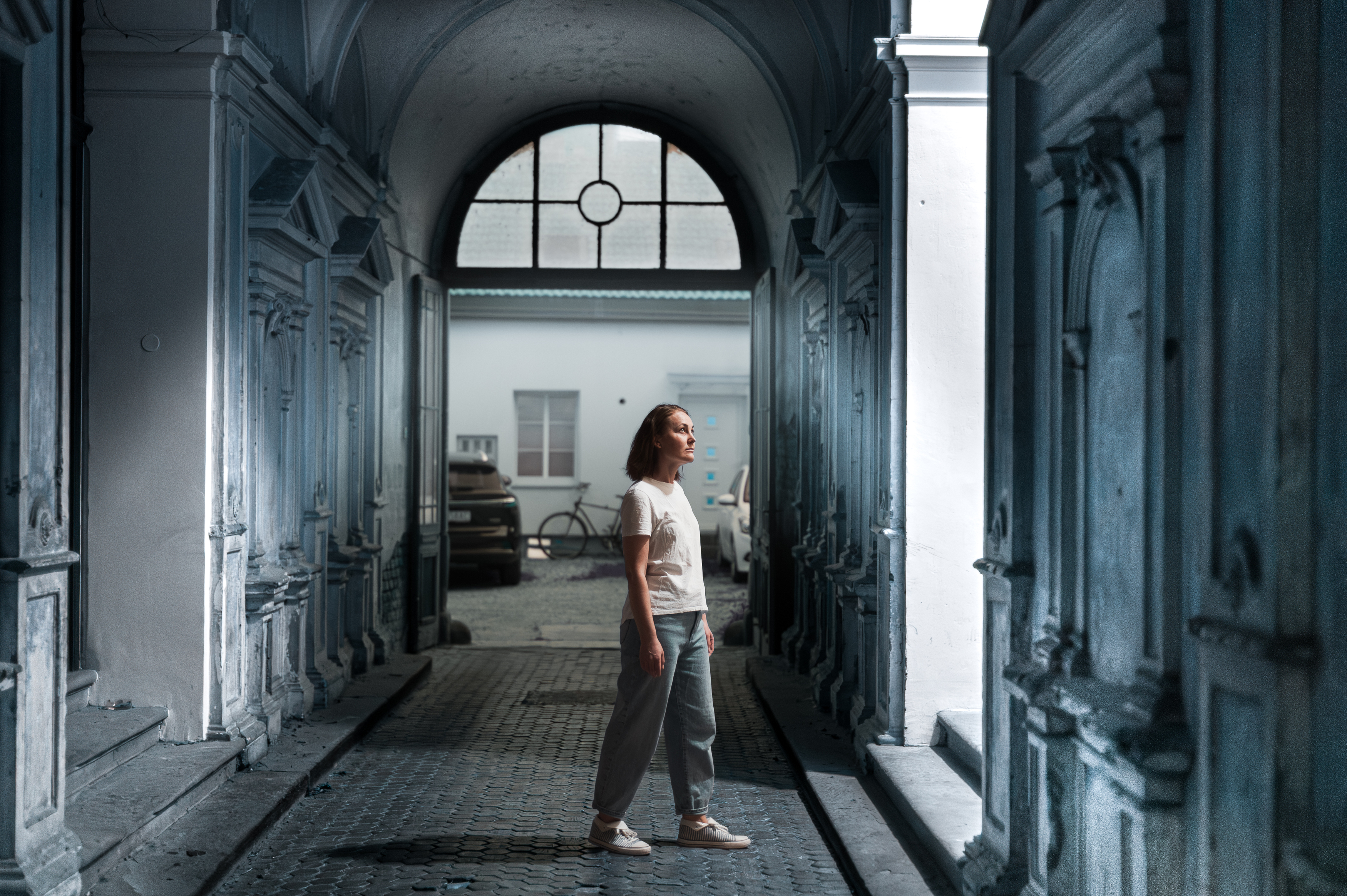 девушка старый город подъезд дверь арка, Andrei