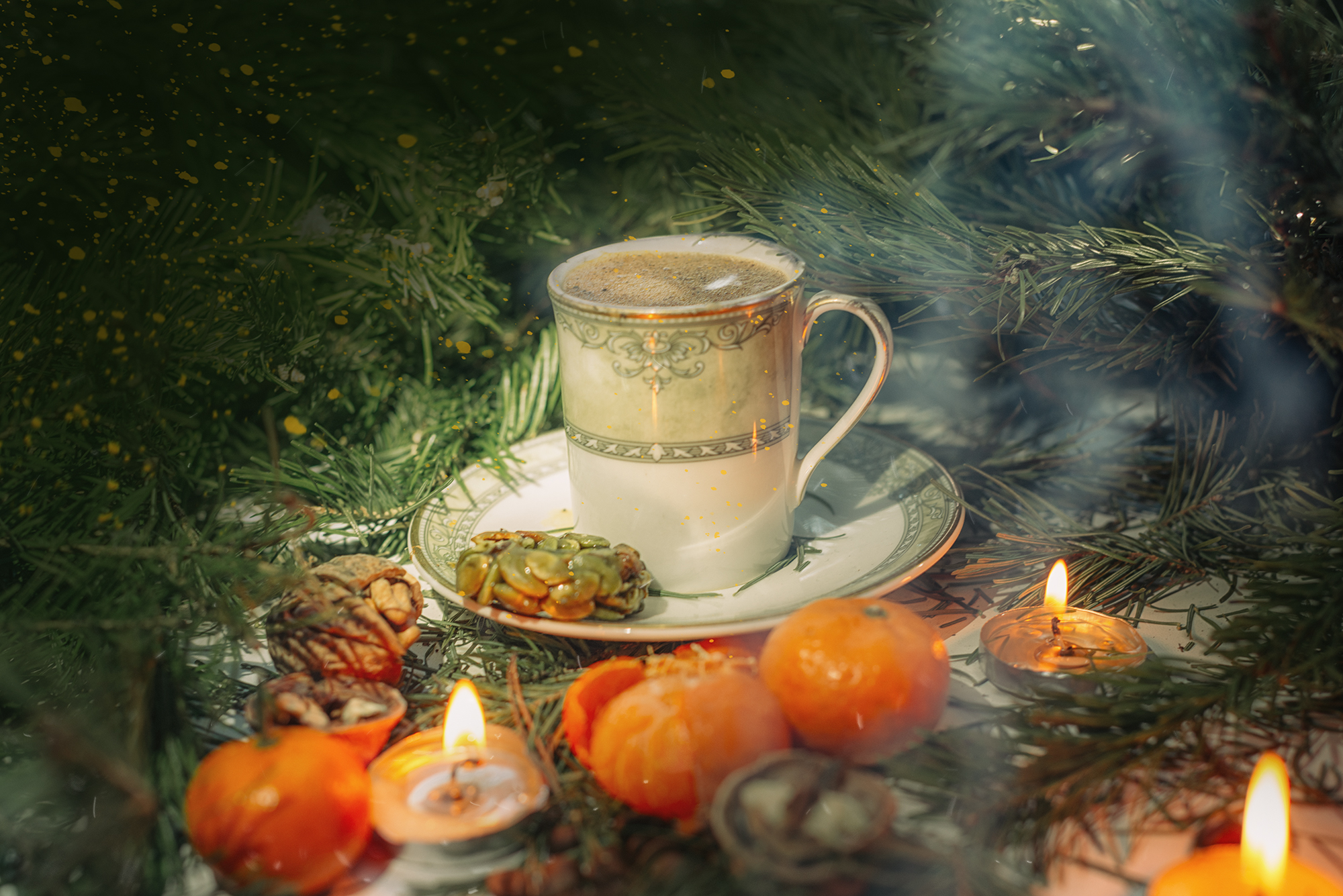 кофе чашка ёлка мандарины свечки орехи,  Мария