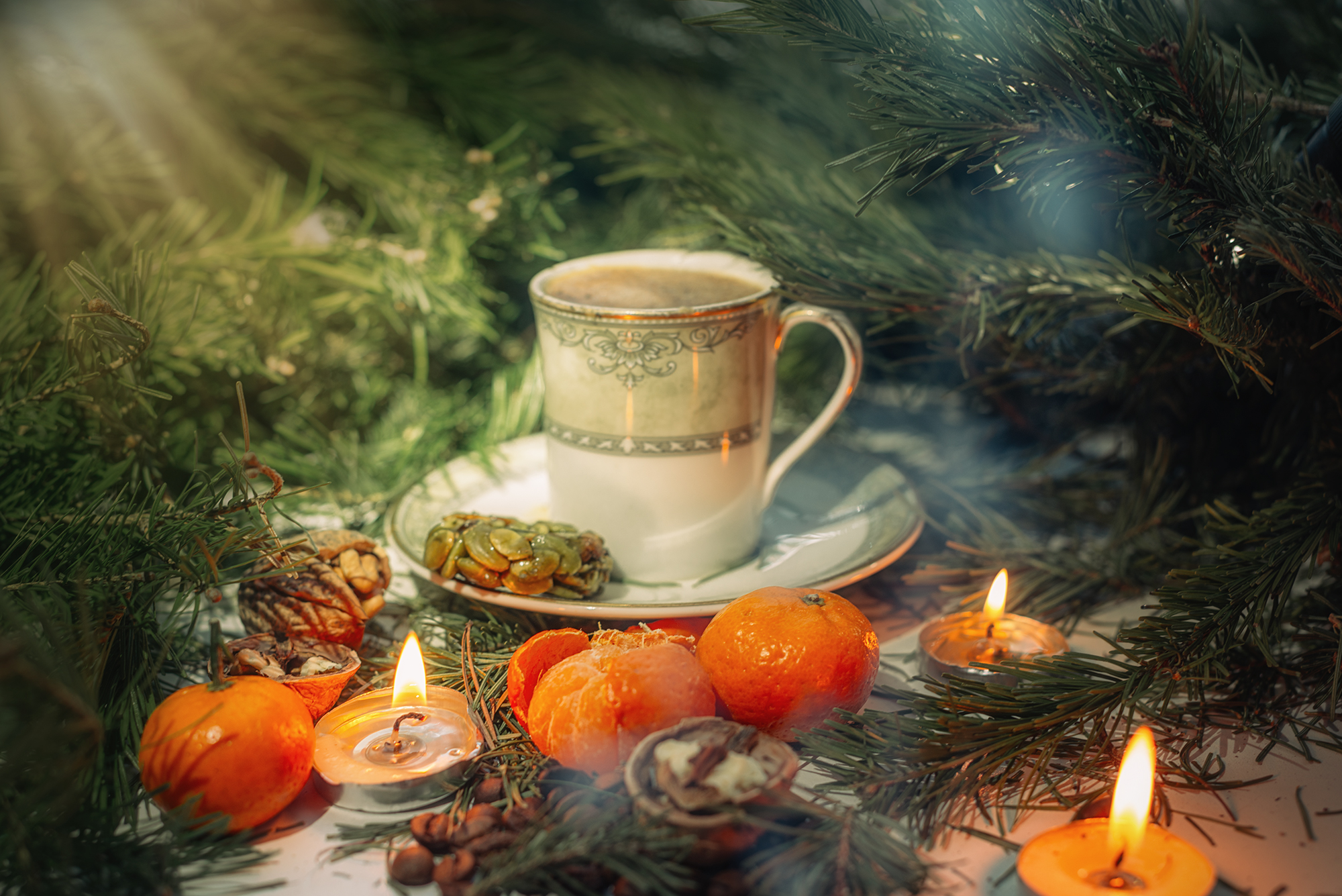 кофе чашка ёлка мандарины свечки орехи,  Мария