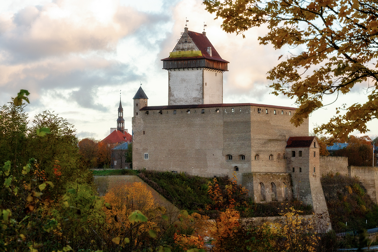 нарва осень октябрь замок германа ратуша, Четвертной Сергей