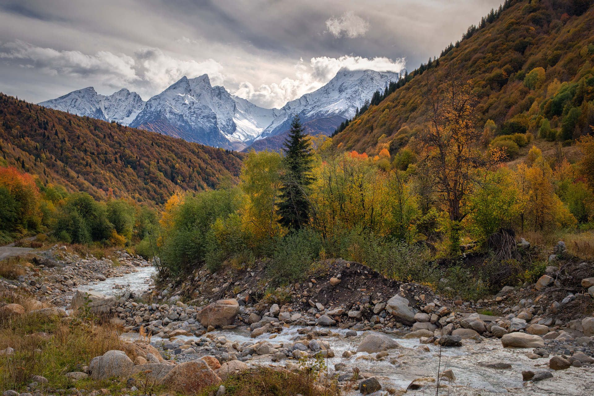 racha, fall, autumn, mountains, rocks, yellow, red, clouds, sky, nature, landscape, scenery, travel, outdoors, georgia, sakartvelo, chizh, Чиж Андрей