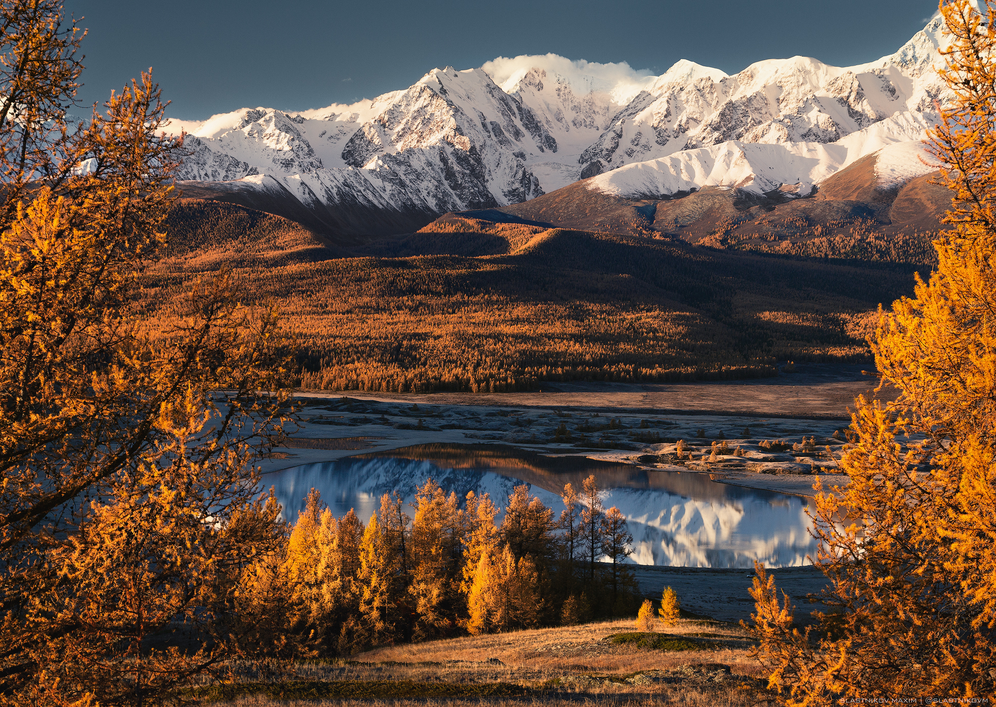 алтай, горы, озеро, природа, рассвет, солнце, облака, пики, снег, отражение, рябь, тишина, гладь, вода, небо, свет, линии, треккинг, путешествия, Максим Сластников
