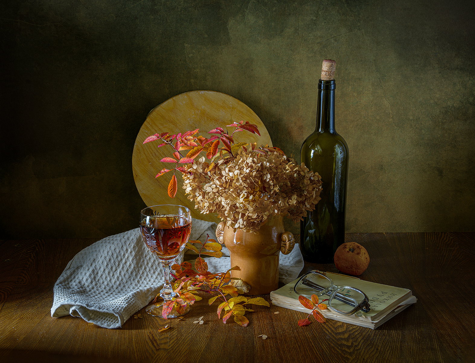 бутылка, фужер, вино, книга, очки, осенние листья, ваза, Алексей Бычков
