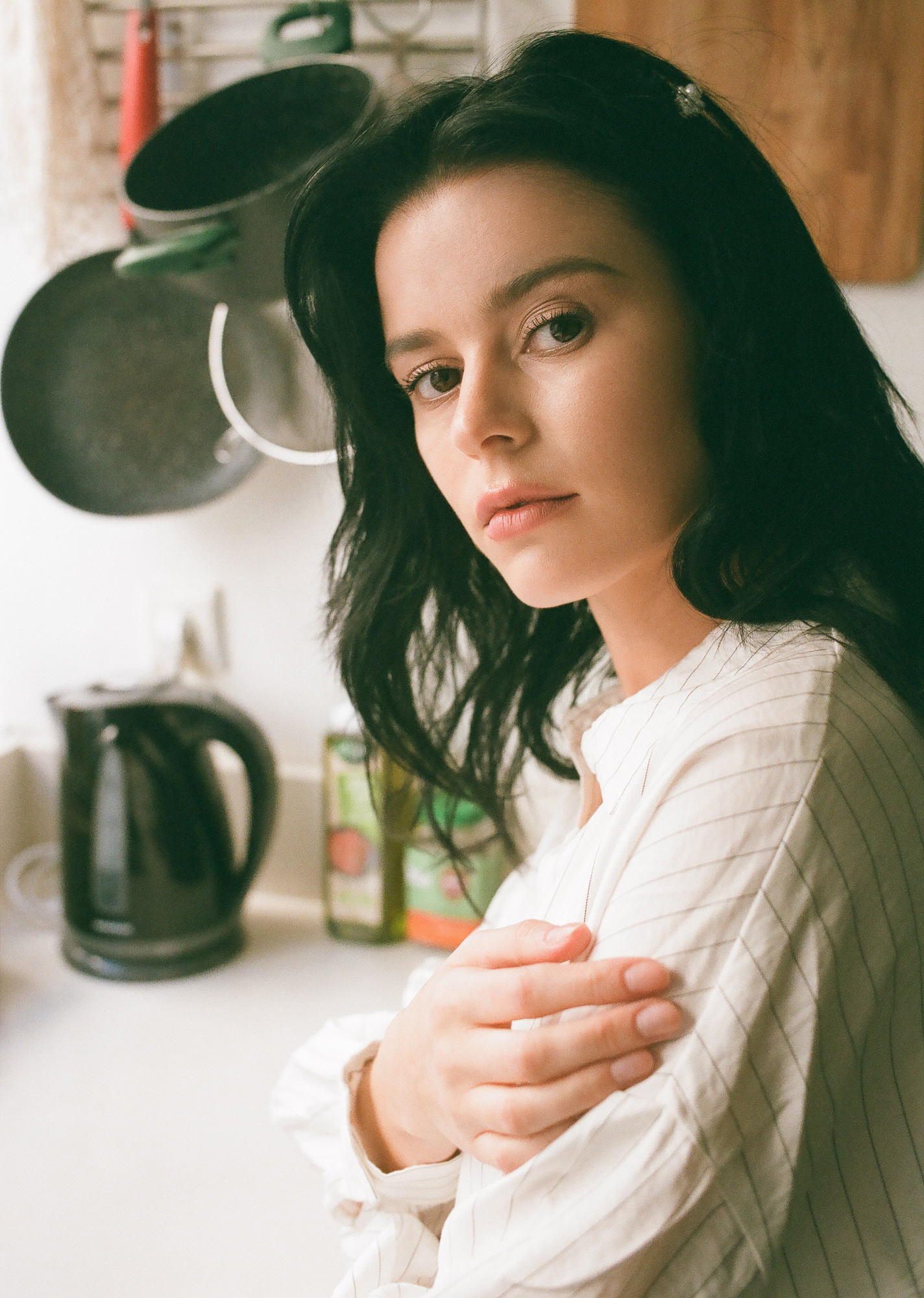 portrait, photography, film, analog, canon, ae-1, fujifilm, superia, 400, color, negative, natural, light, kitchen, domestic, intimate, warm, tones, model, polina, barenfeld, casual, authentic, lifestyle, cozy, green, walls, vintage, 35mm, grain, soft, Erik Rozman