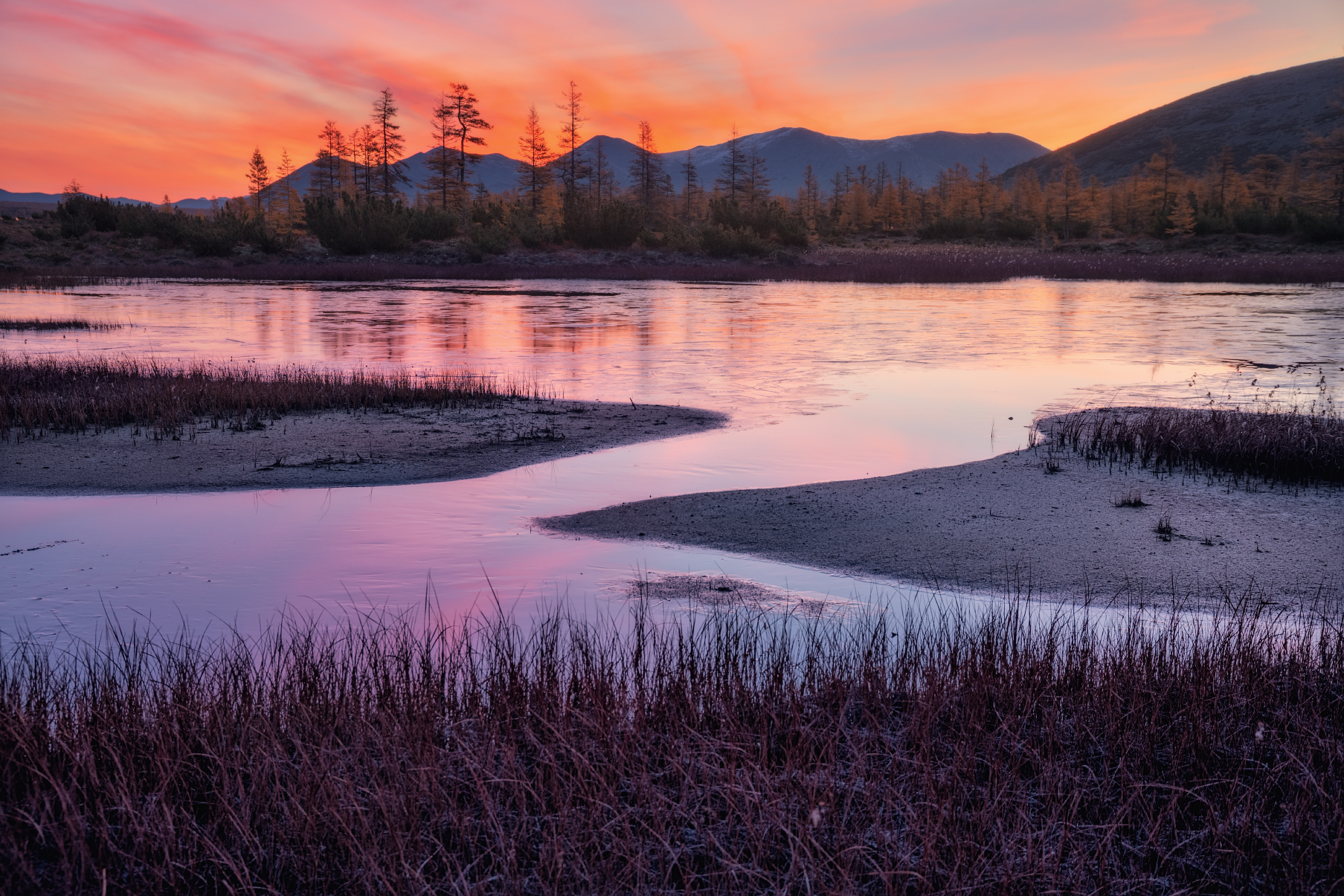 Озеро_Юг пейзажи_Колымы Магаданская_область Колымские_пляжи горная_система_Черского отражения хребет_Оханджа, Шишкин Дмитрий