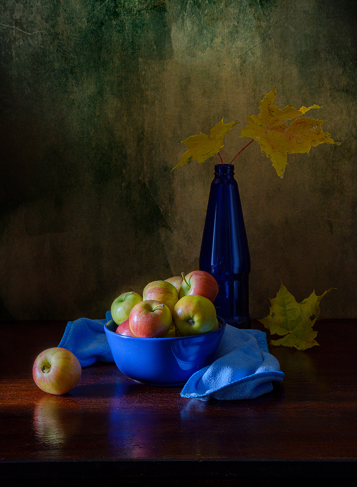 яблоки, чашка, бутылка, кленовые листья, осень, Алексей Бычков