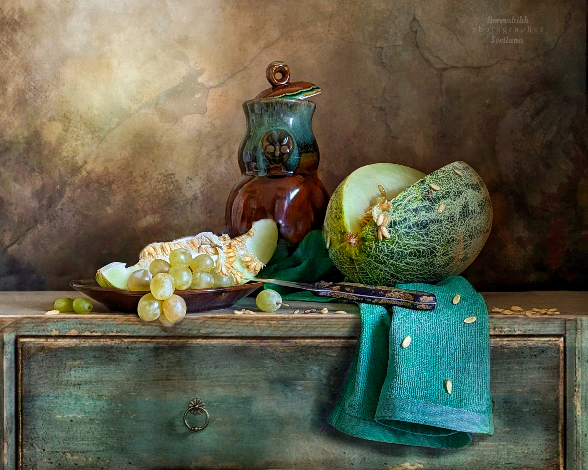 натюрморт, art_photo, darkphoto, авторскоефото, светланаборовских, дыня, ваза, драпировка, фото у окна, фото на телефон., Светлана Боровских