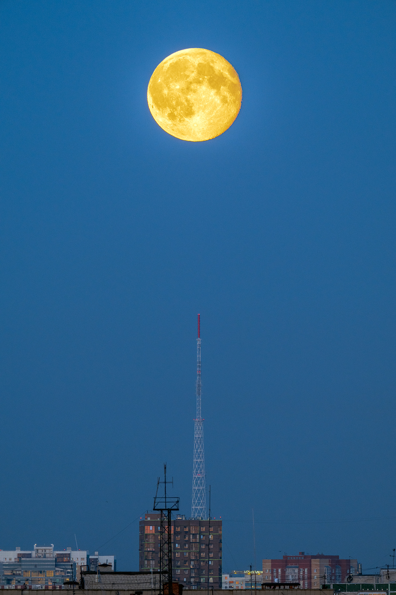 пермь, пермский край, ночь, луна, город, ночной город, городской пейзаж, луна, полнолуние, луна над городом, пермская галерея, Кузнецов Кирилл