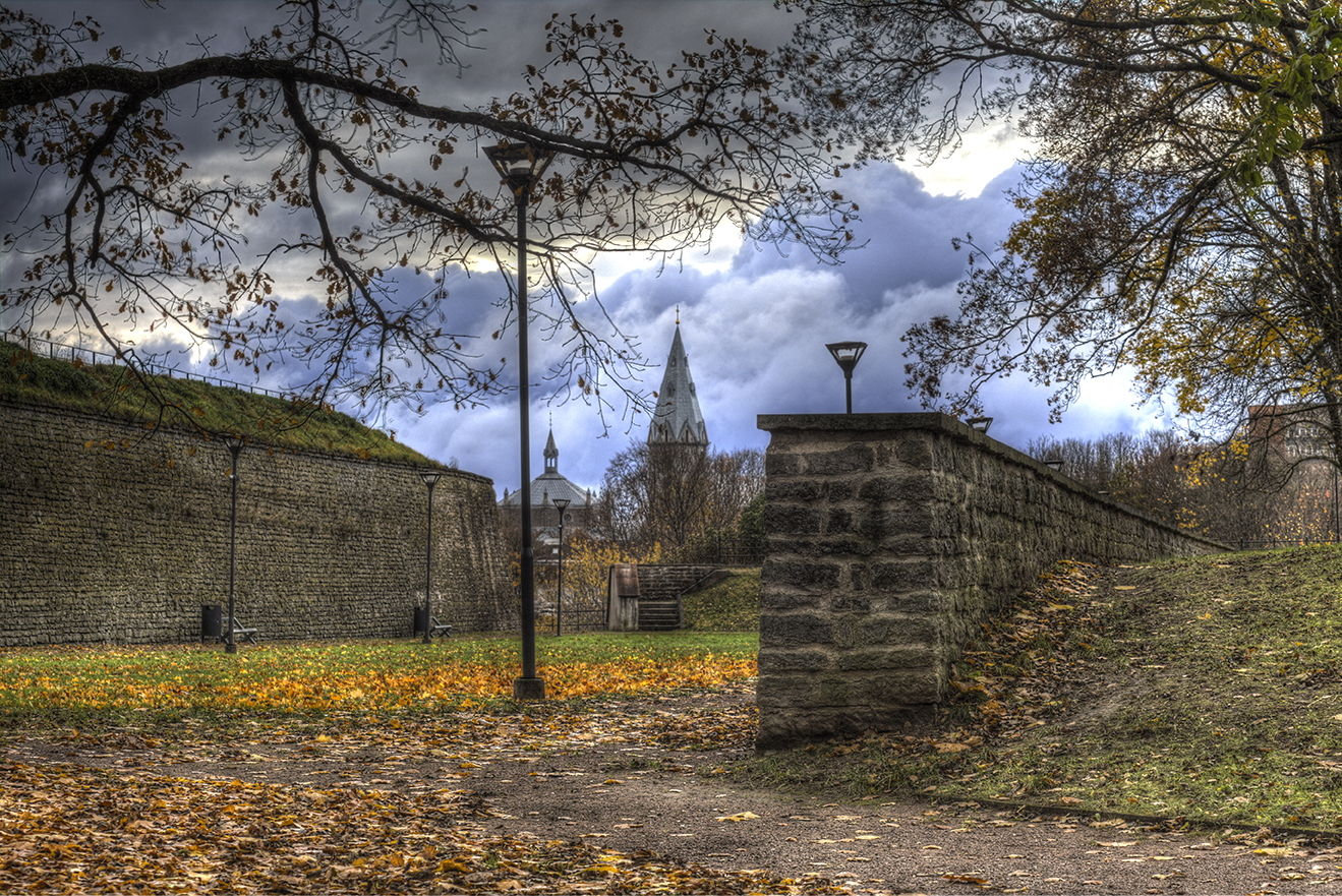 нарва осень октябрь замковый парк александровская церковь пасмурно, Четвертной Сергей