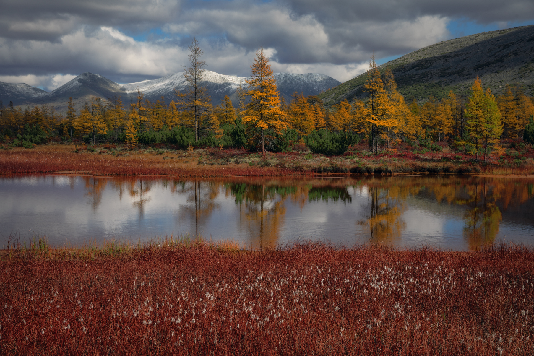 Озеро_Юг пейзажи_Колымы Магаданская_область Колымские_пляжи горная_система_Черского отражения хребет_Оханджа, Дмитрий Шишкин