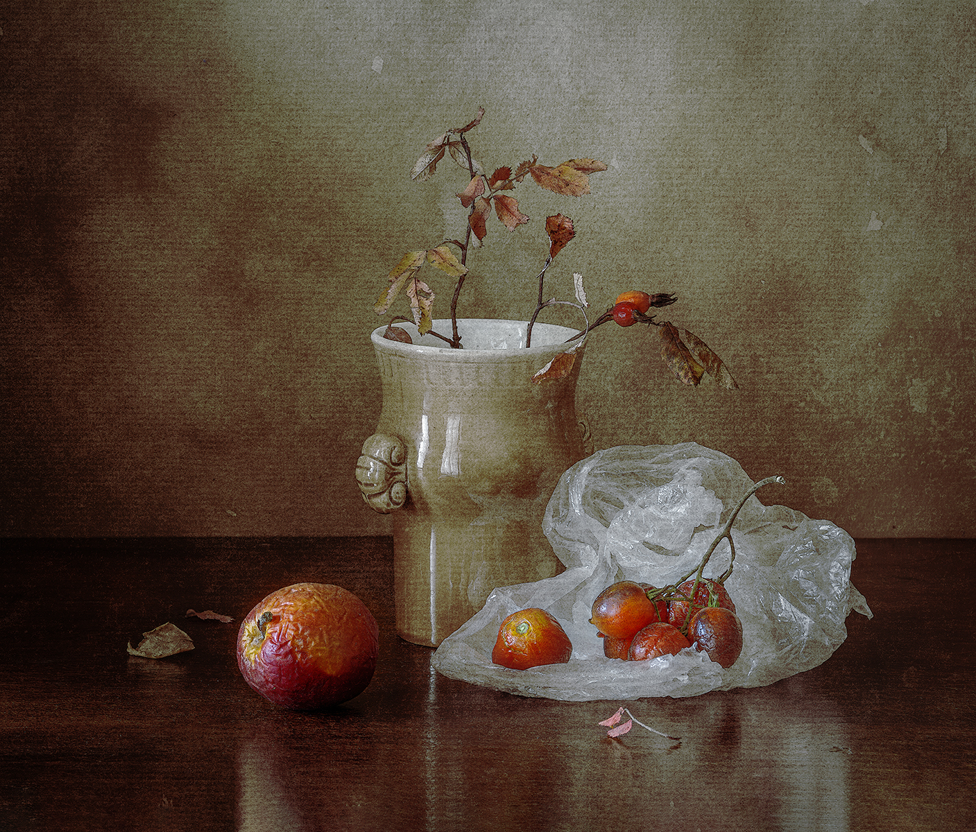 яблоко, помидоры, ваза, ветки, осенние листья, ягоды шиповника, Алексей Бычков