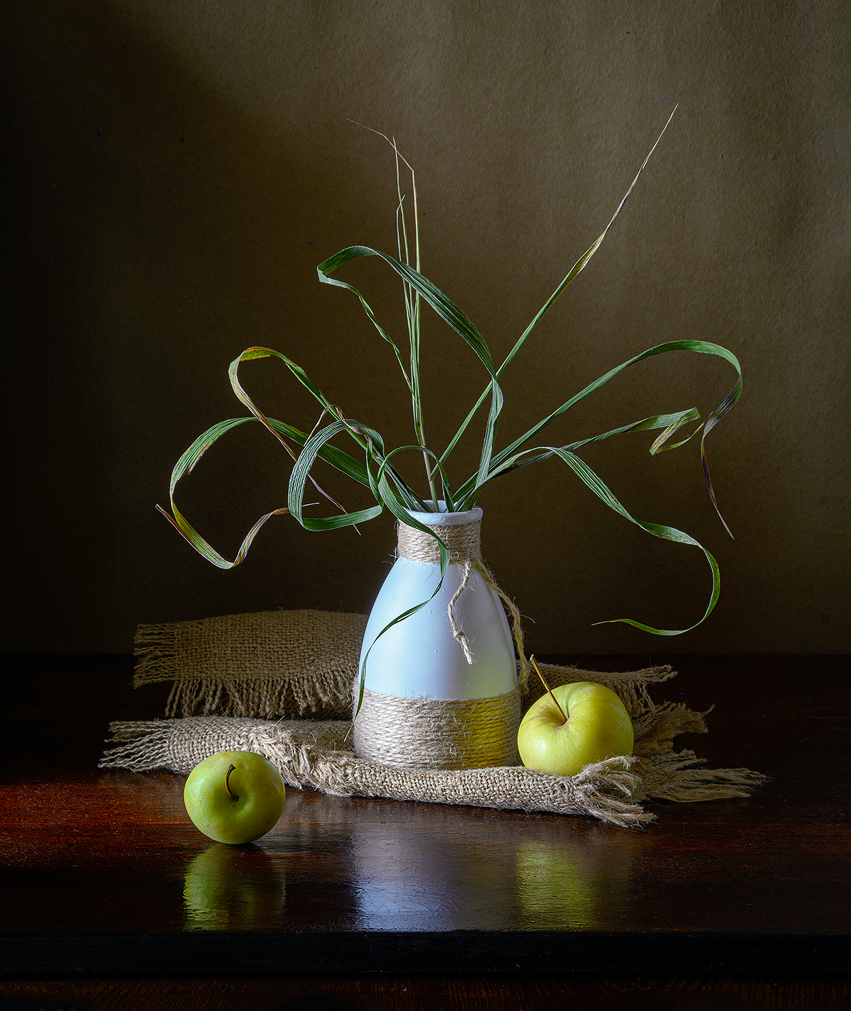 бутылка, яблоки, трава, салфетка, мешковина, зеленый, Алексей Бычков