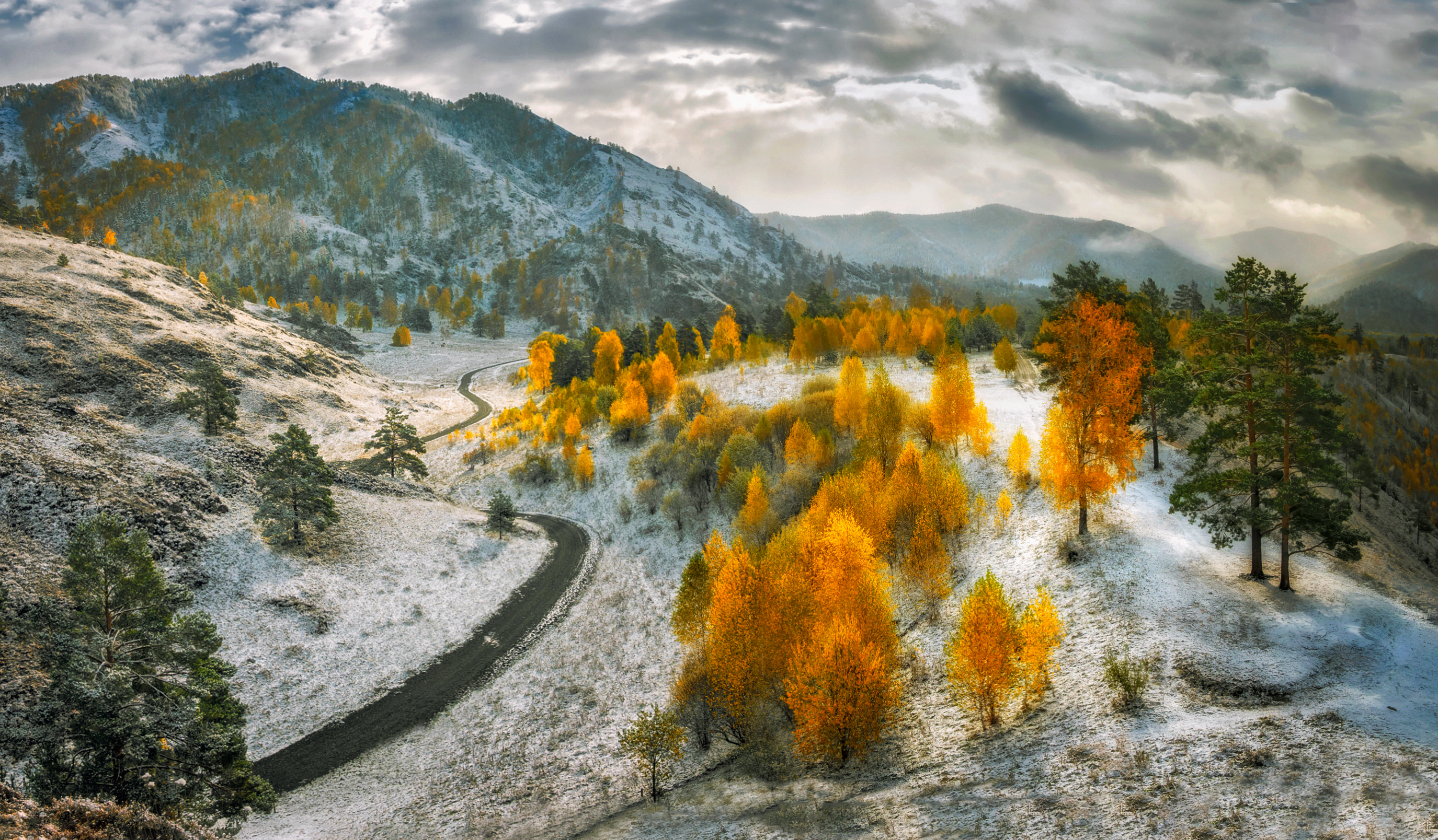 горный алтай,  чемальский район, сентябрь, туманное утро, горный склон, первый снег, Lora Pavlova