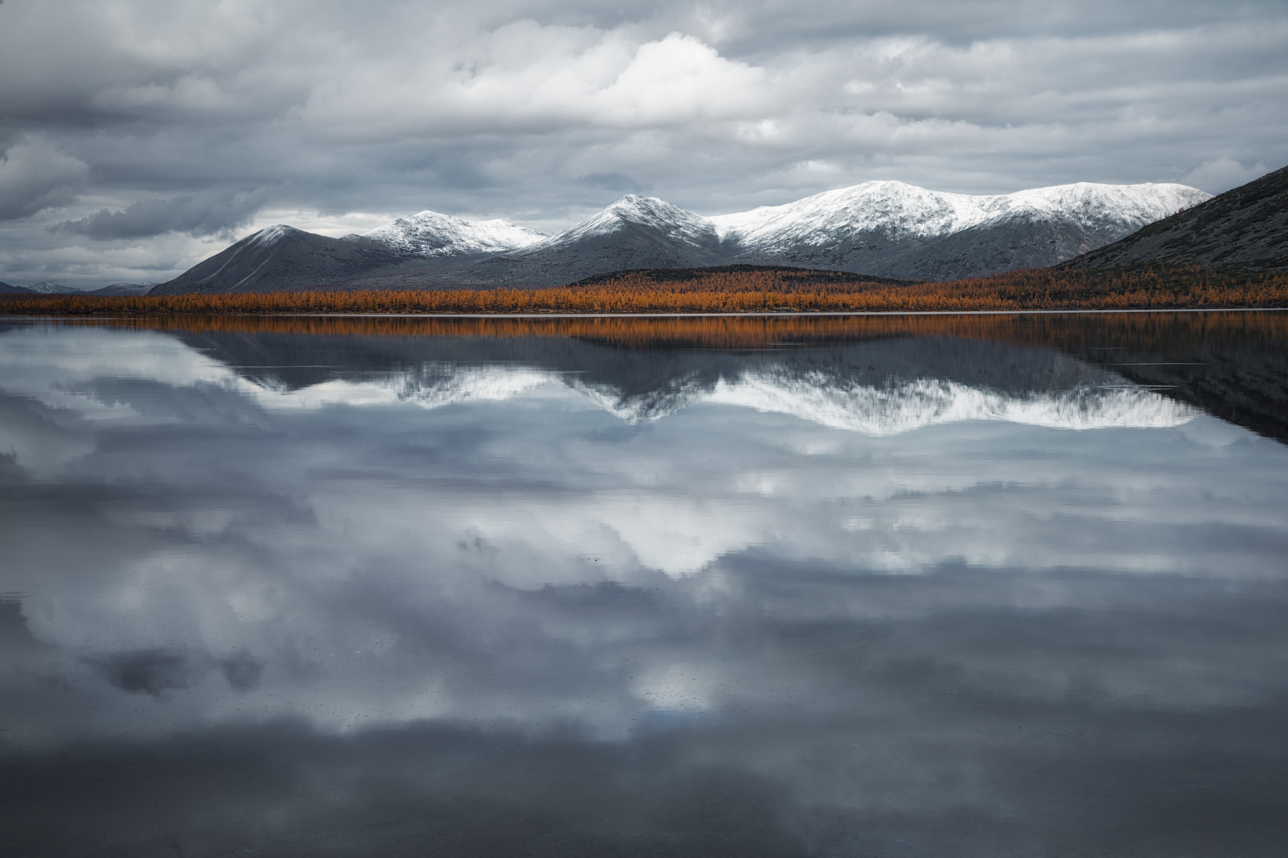 Озеро_Юг пейзажи_Колымы Магаданская_область Колымские_пляжи горная_система_Черского отражения хребет_Оханджа, Дмитрий Шишкин