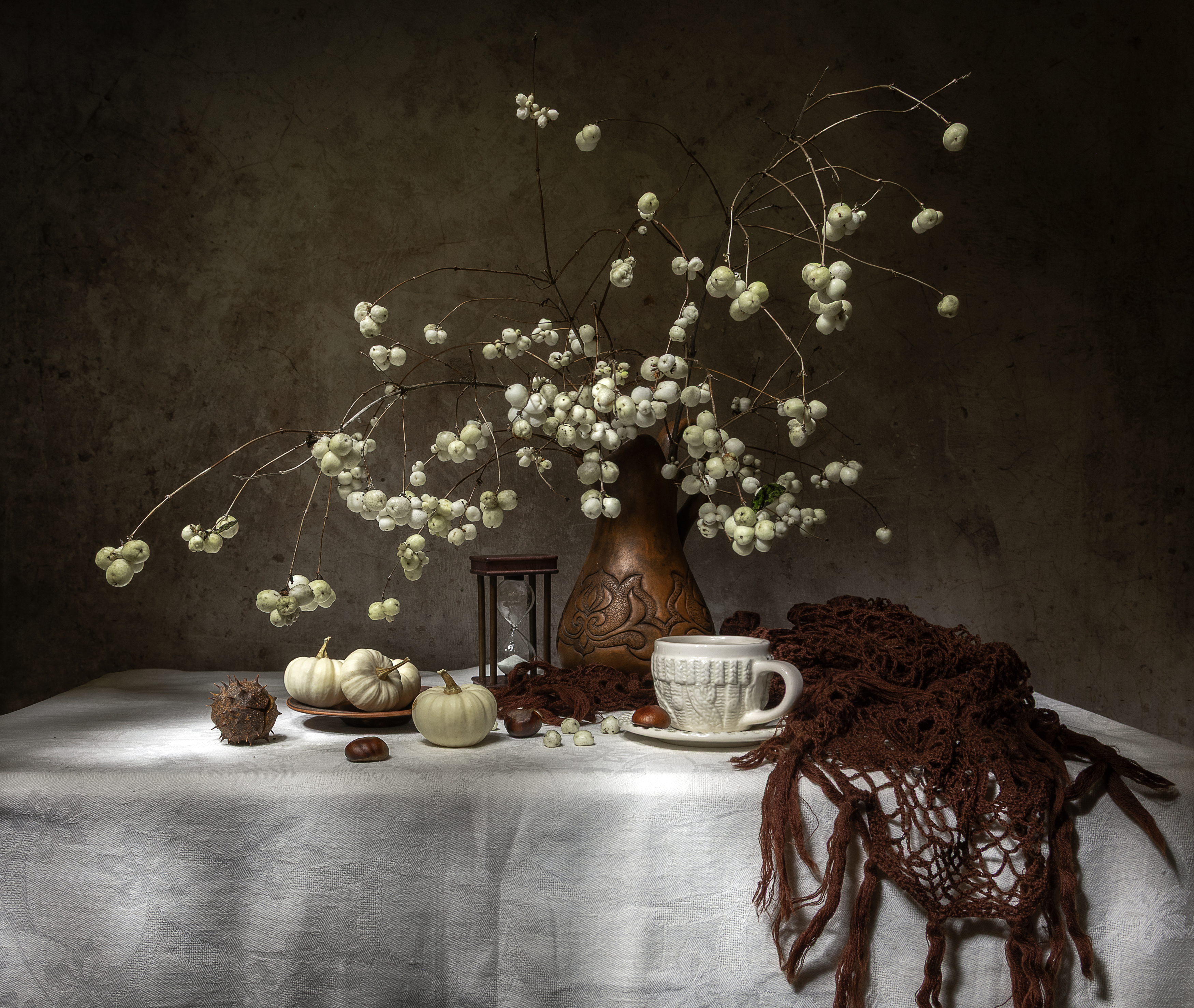 натюрморт, снежноголовник, тыква, тыквы, каштан, каштаны, кружка, шаль, песочные часы, Татьяна Феденкова