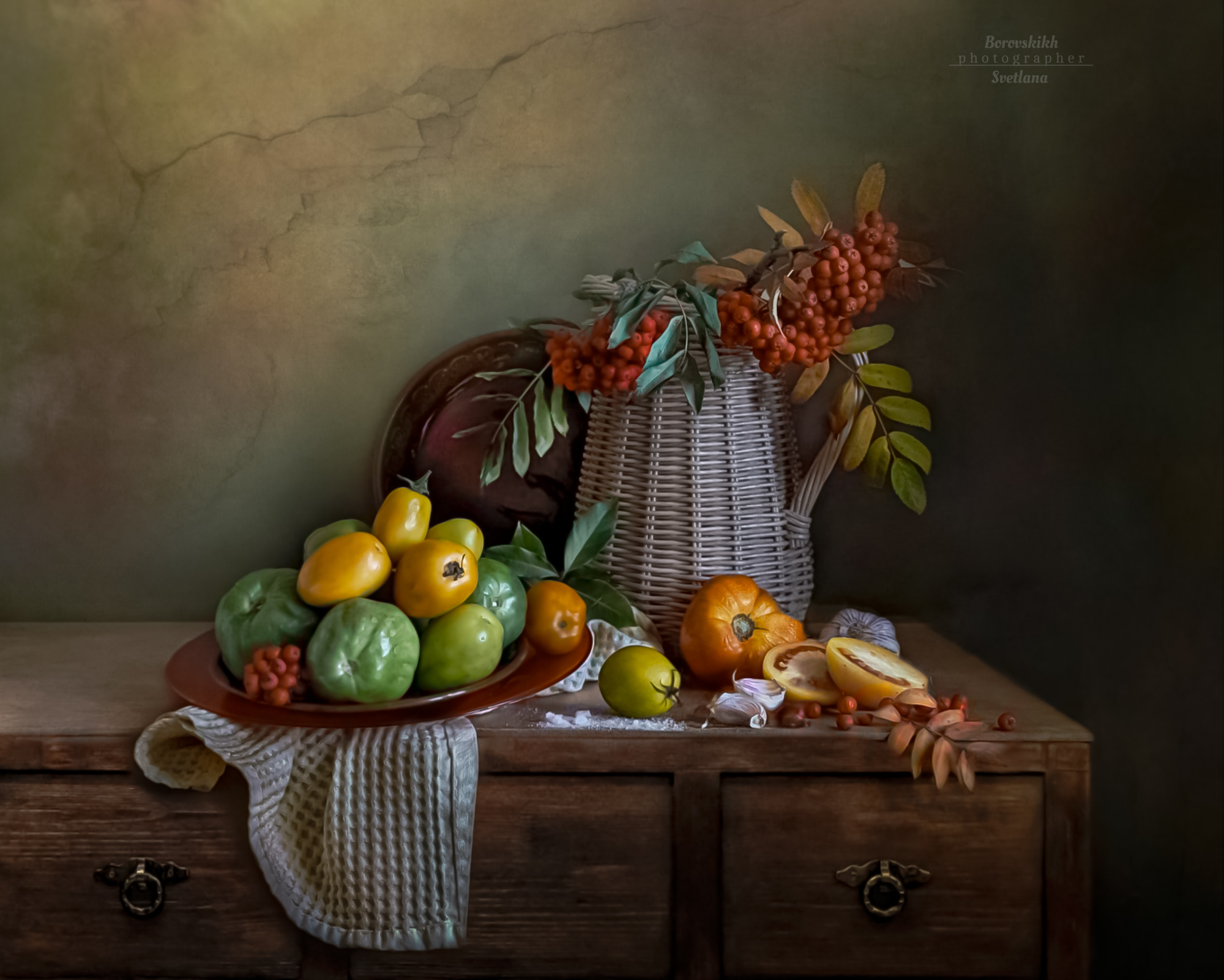 натюрморт, art_photo, darkphoto, ваза, осень, овощи, рябина, авторскоефото, светланаборовских, фото на окне, фото на телефон, Светлана Боровских