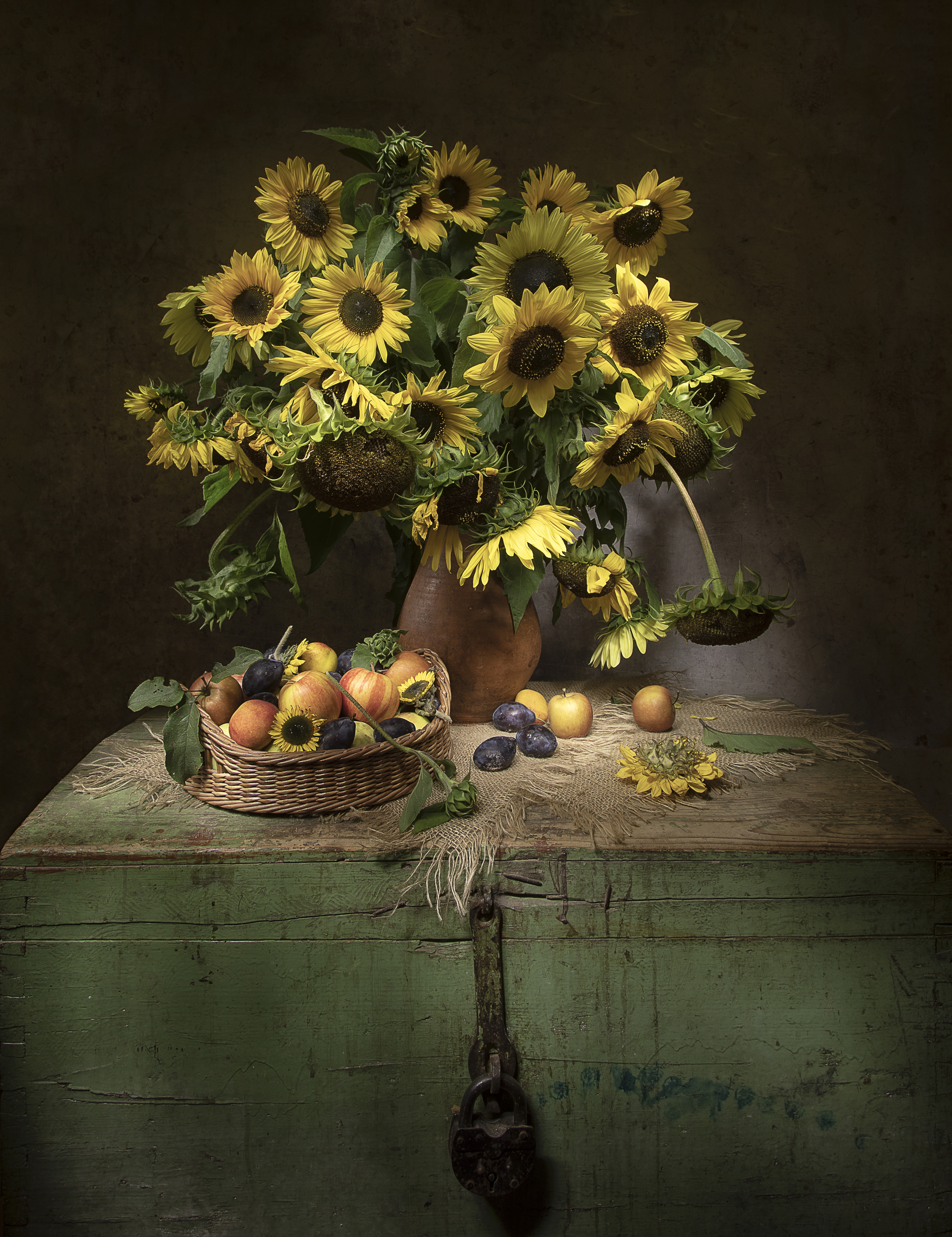 натюрморт, подсолнухи, сундук, яблоки, сливы, Татьяна Феденкова