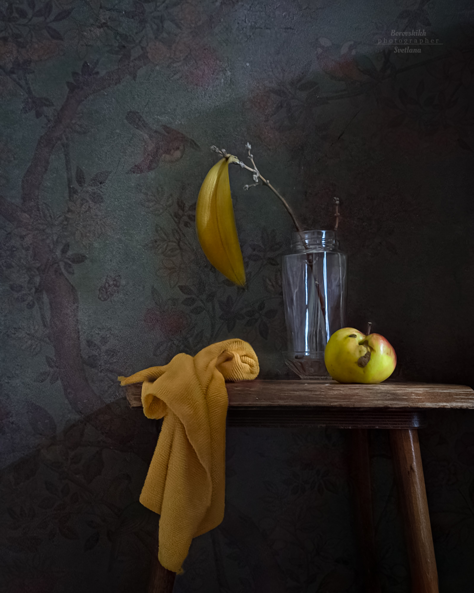 натюрморт, art_photo, darkphoto, ветки, жёлтый, осень, лист, яблоко, авторскоефото, светланаборовских, фото у окна, фото на телефон, Светлана Боровских