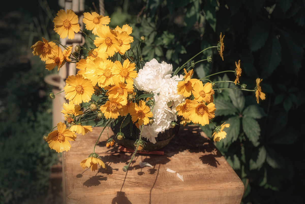 самовар цветы жёлтые, цветы белые,  Мария