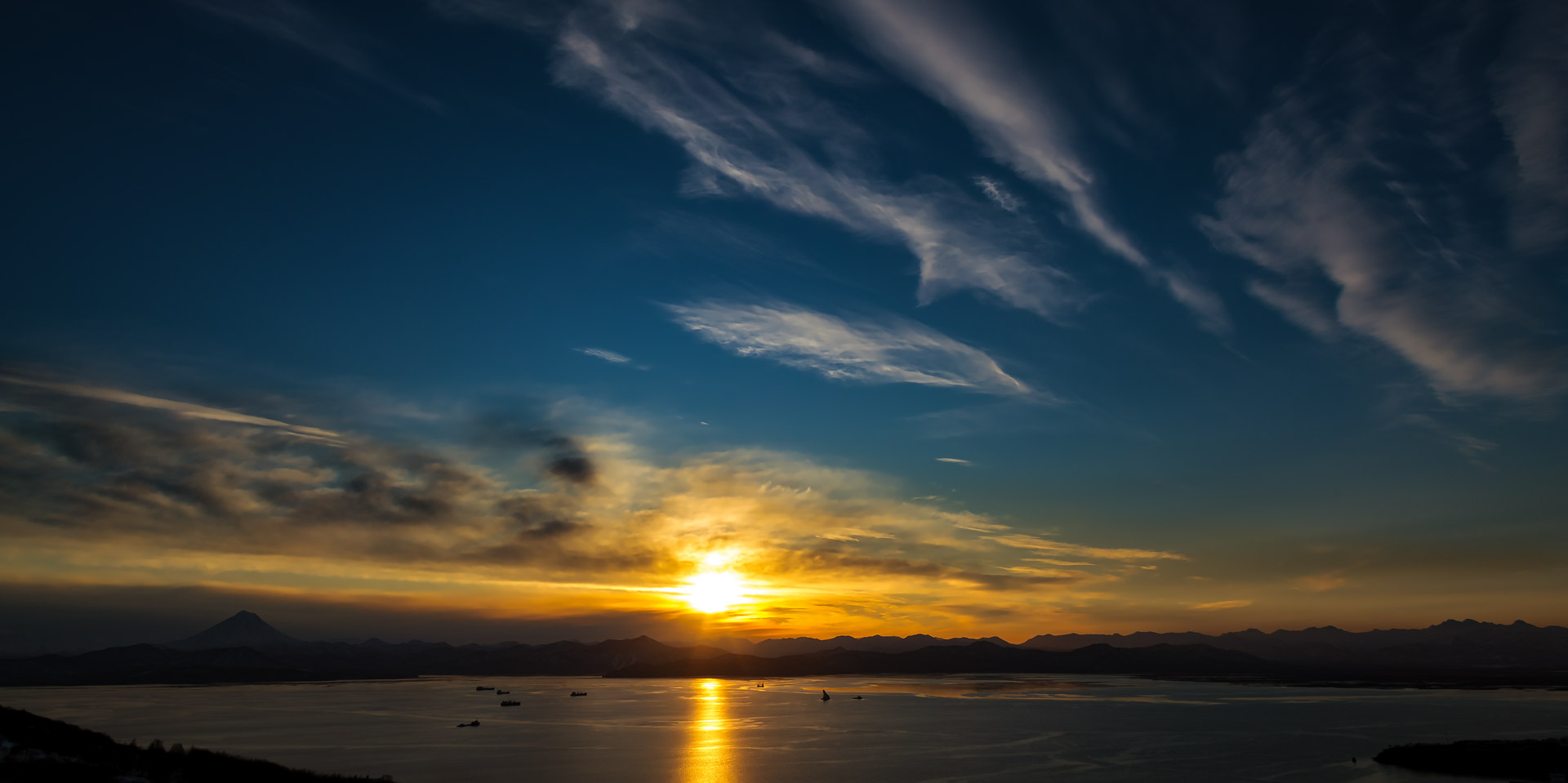 авачинская бухта; корабли; закат; сопки; облака; вулкан; вилючинский вулкан; камчатка, Уткин Дмитрий