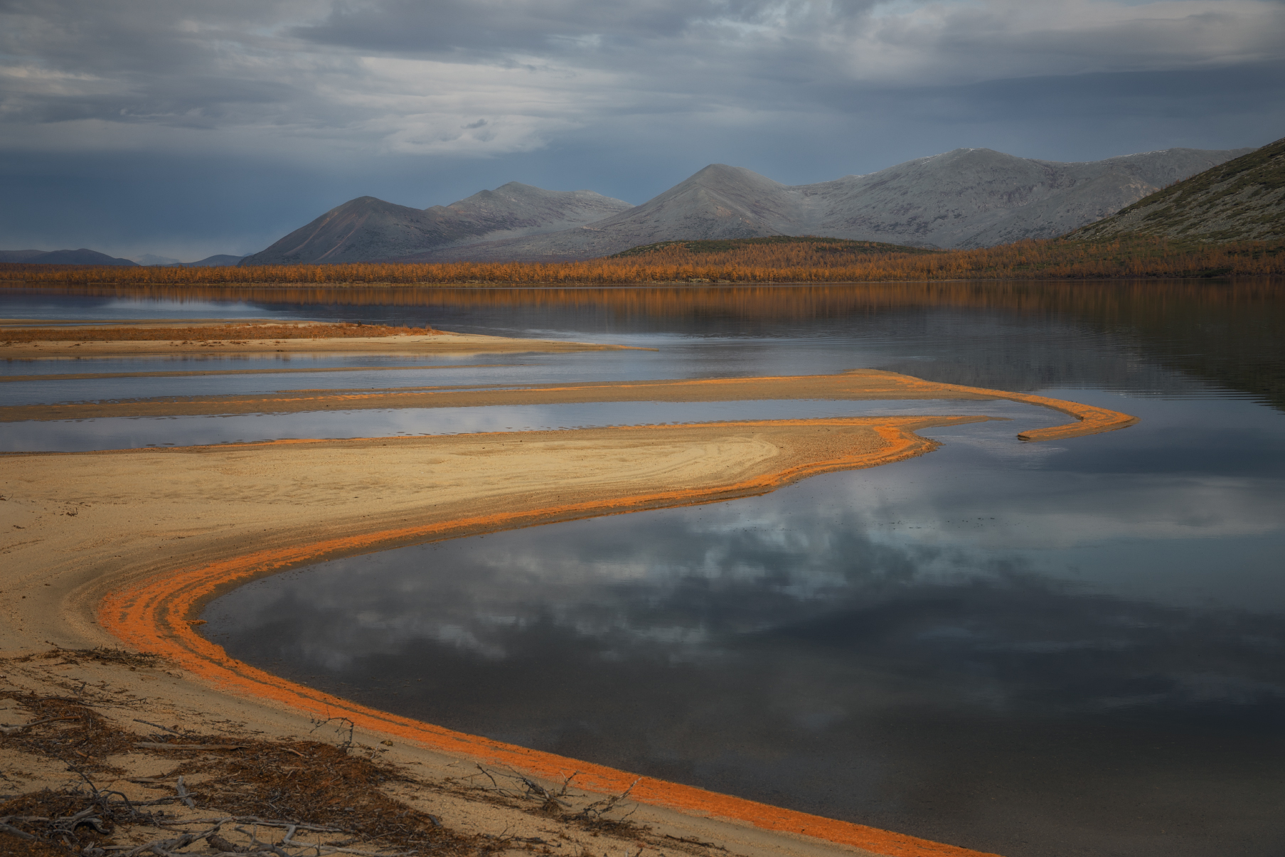 Озеро_Юг пейзажи_Колымы Магаданская_область Колымские_пляжи горная_система_Черского отражения хребет_Оханджа, Дмитрий Шишкин