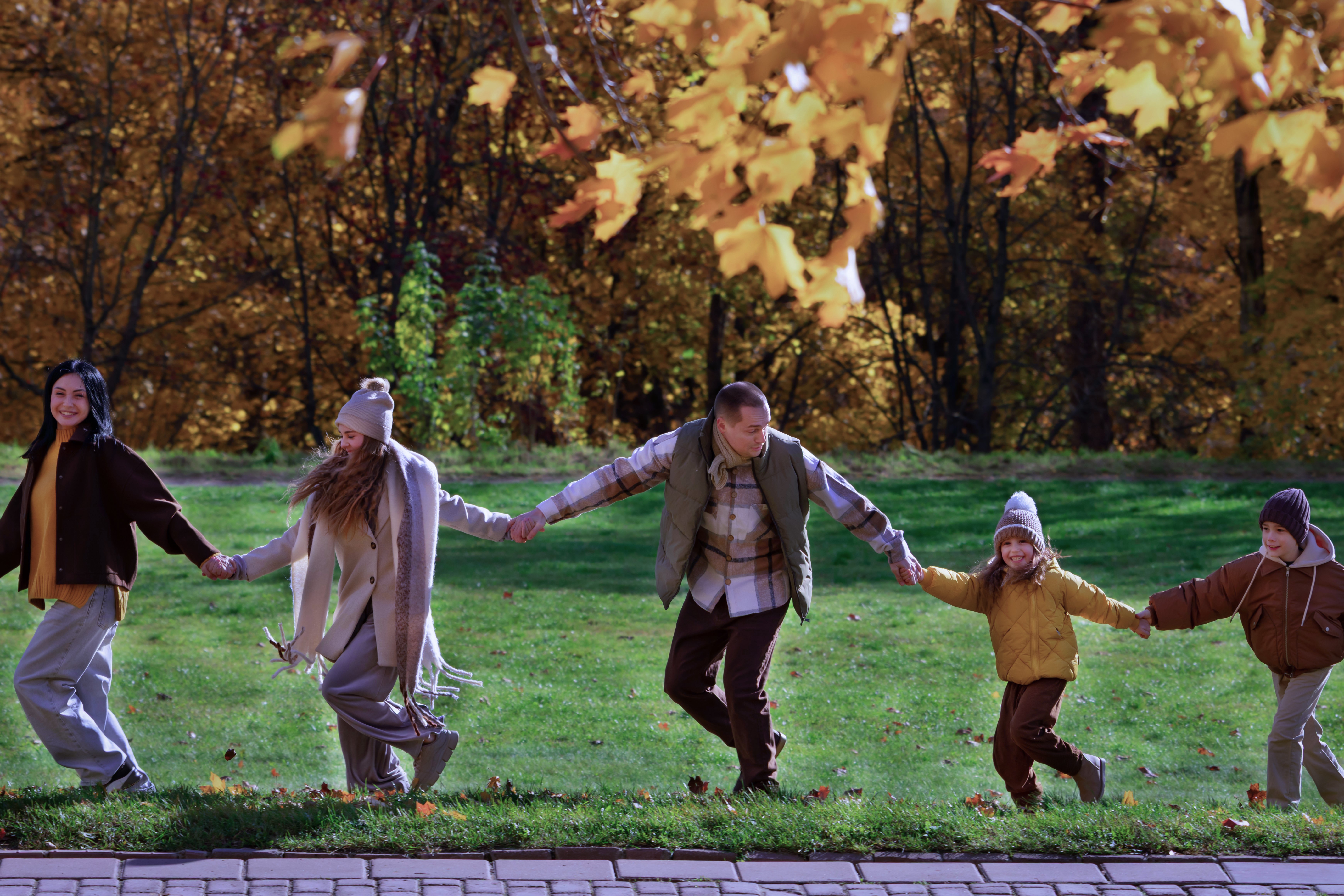 Семья, родители, дети, осенний день, воскресенье, солнце, листья, Герцен Наталья