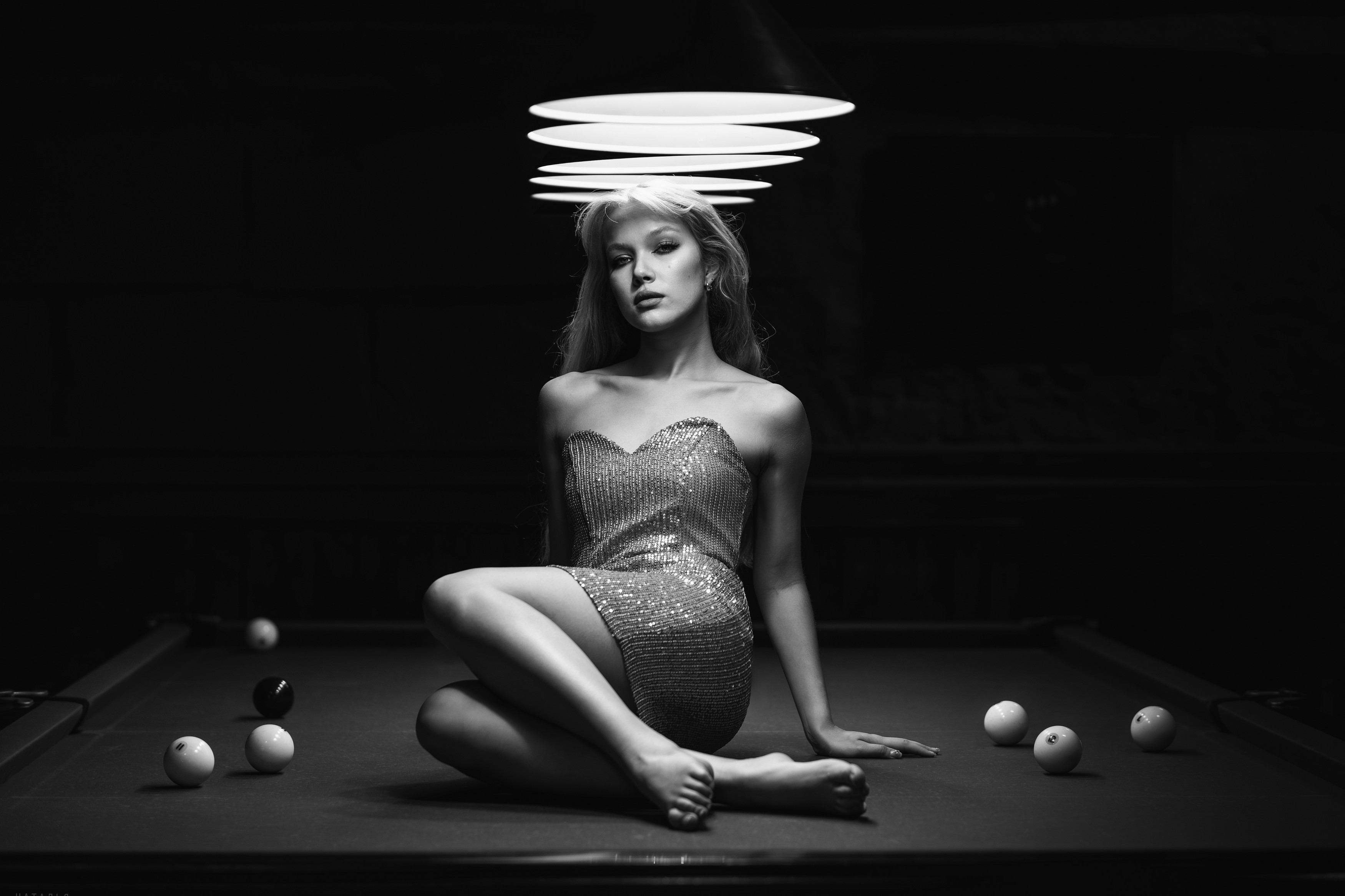 бильярд, девушка на бильярдном столе, черно-белое фото, Наталья Максимова