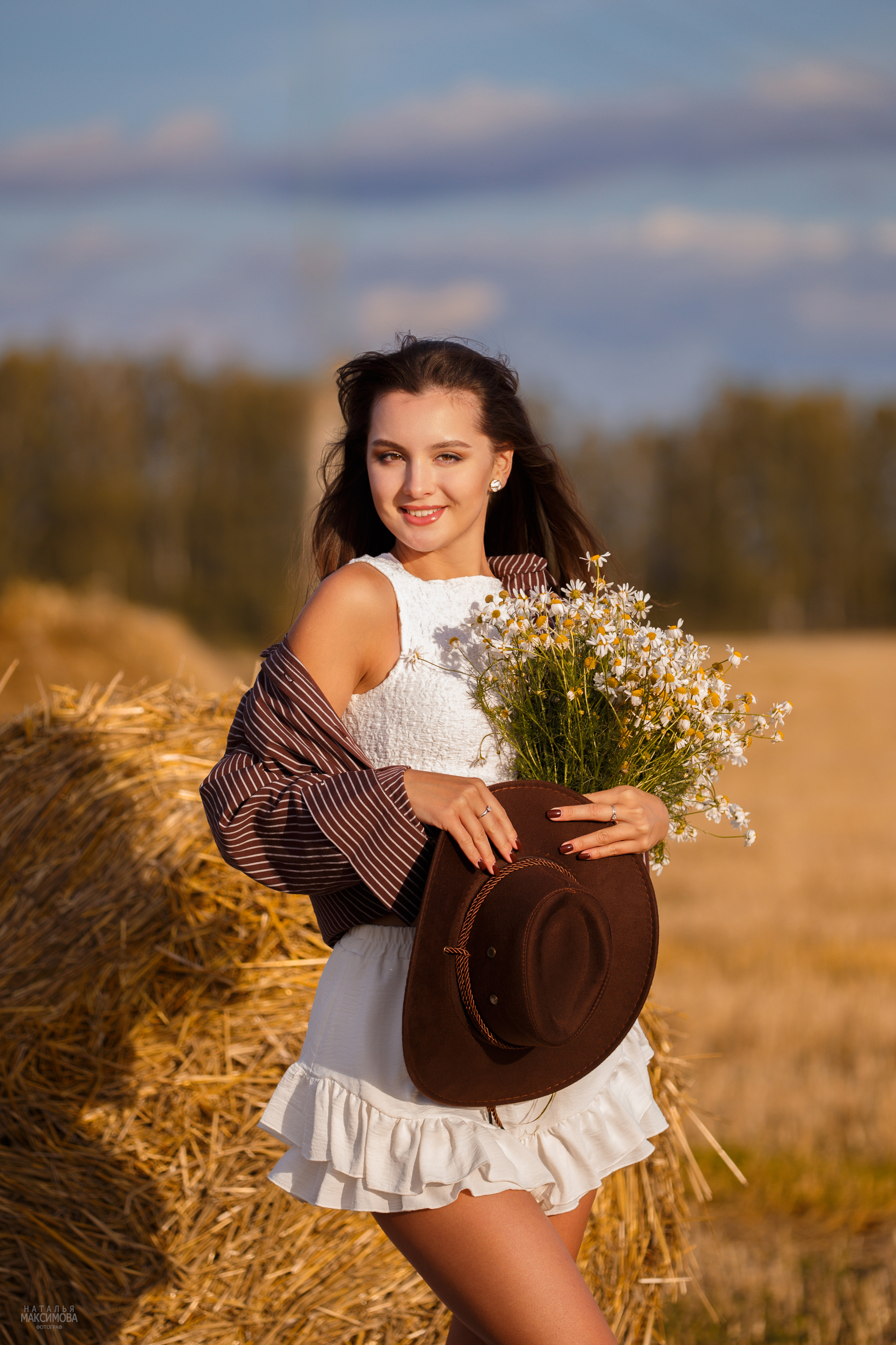девушка, поле, стога, Наталья Максимова