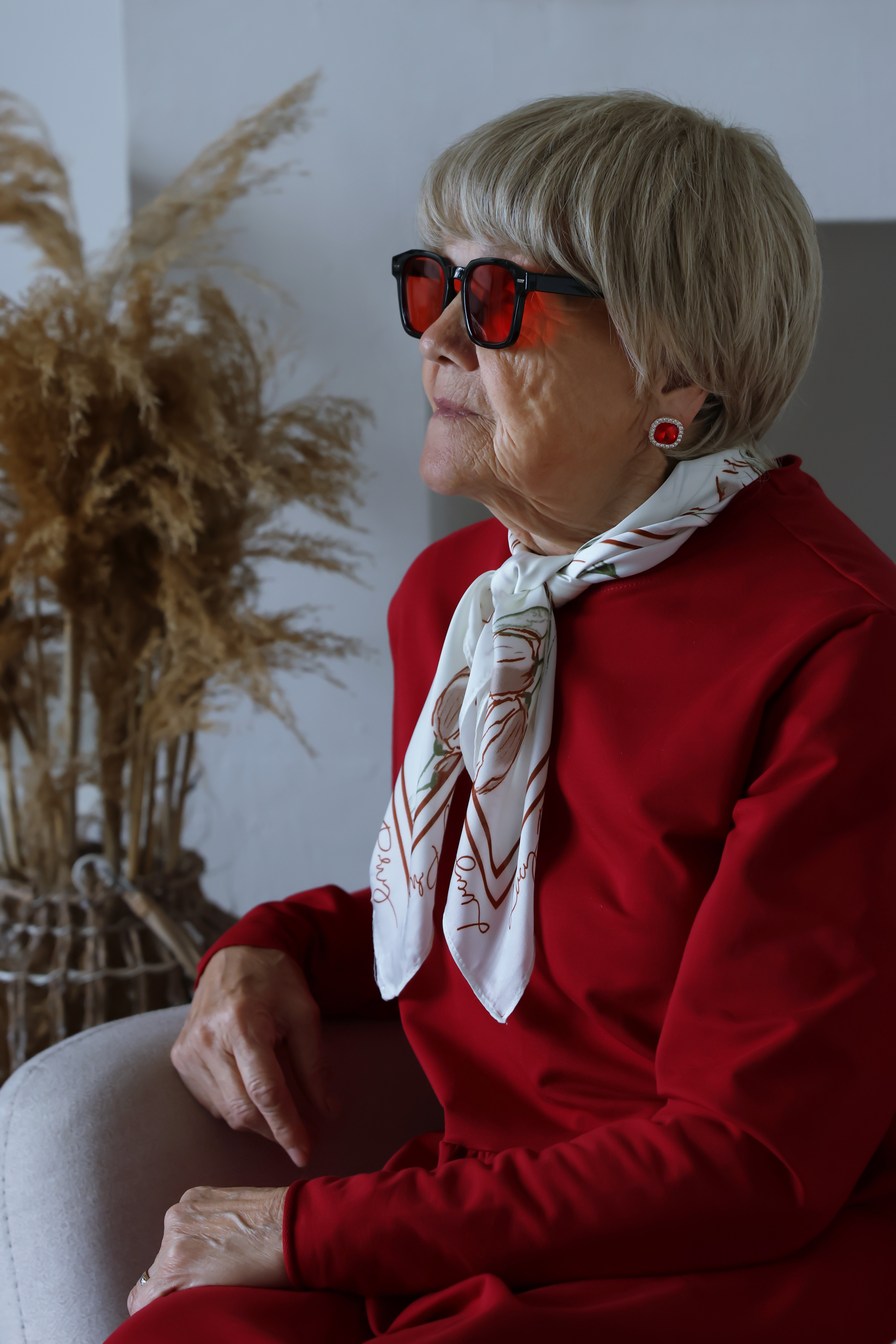 Дама в образе, красное платье, очки, студия, Герцен Наталья