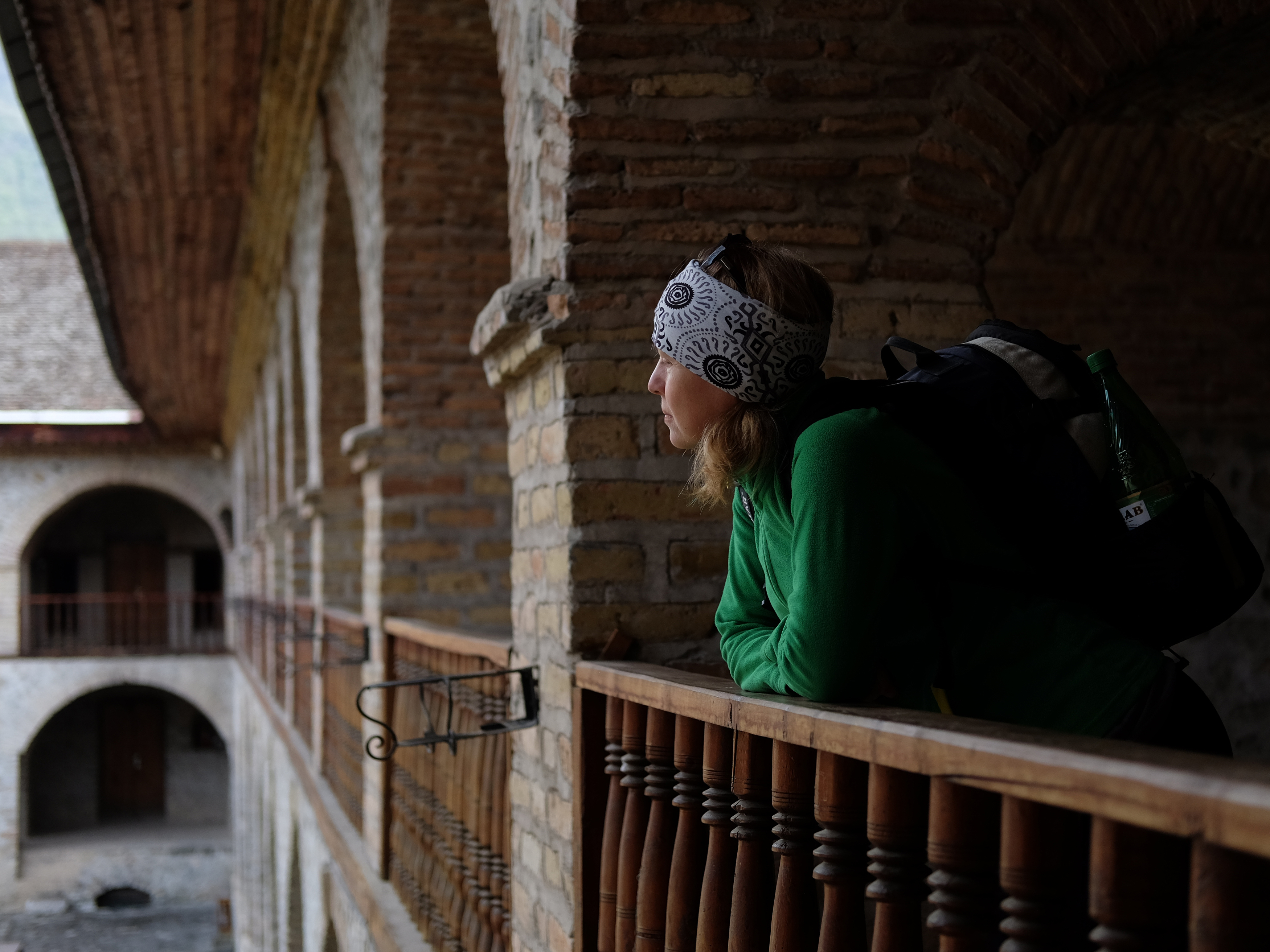 портрет, путешествие, самостоятельные путешествия, средневековые стены, караван-сарай, туристка, путешественница, Аркадий Мотовилов