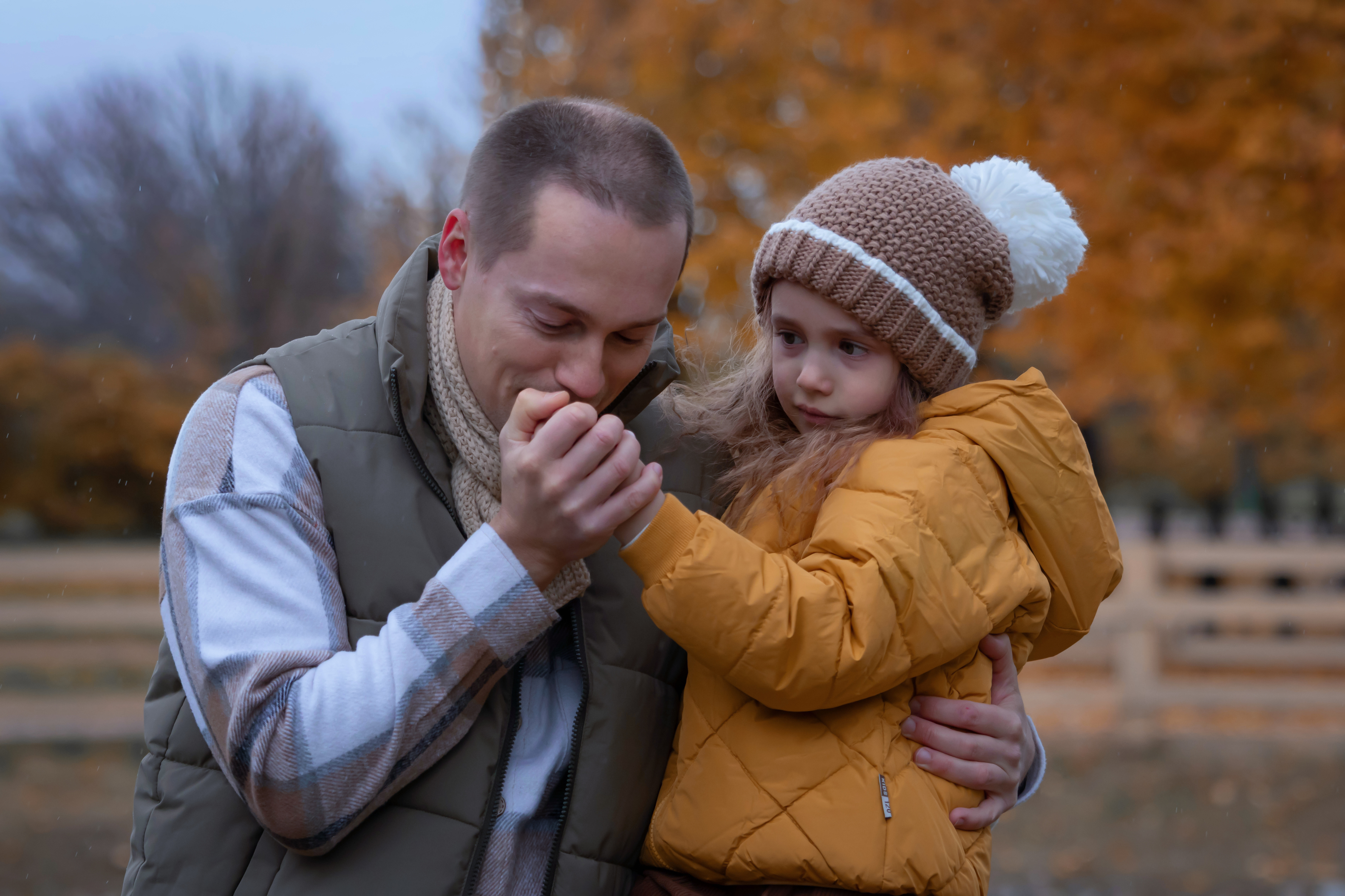 Осень, парк, папа, дочка, воскресенье, прогулка, греем руки, Герцен Наталья