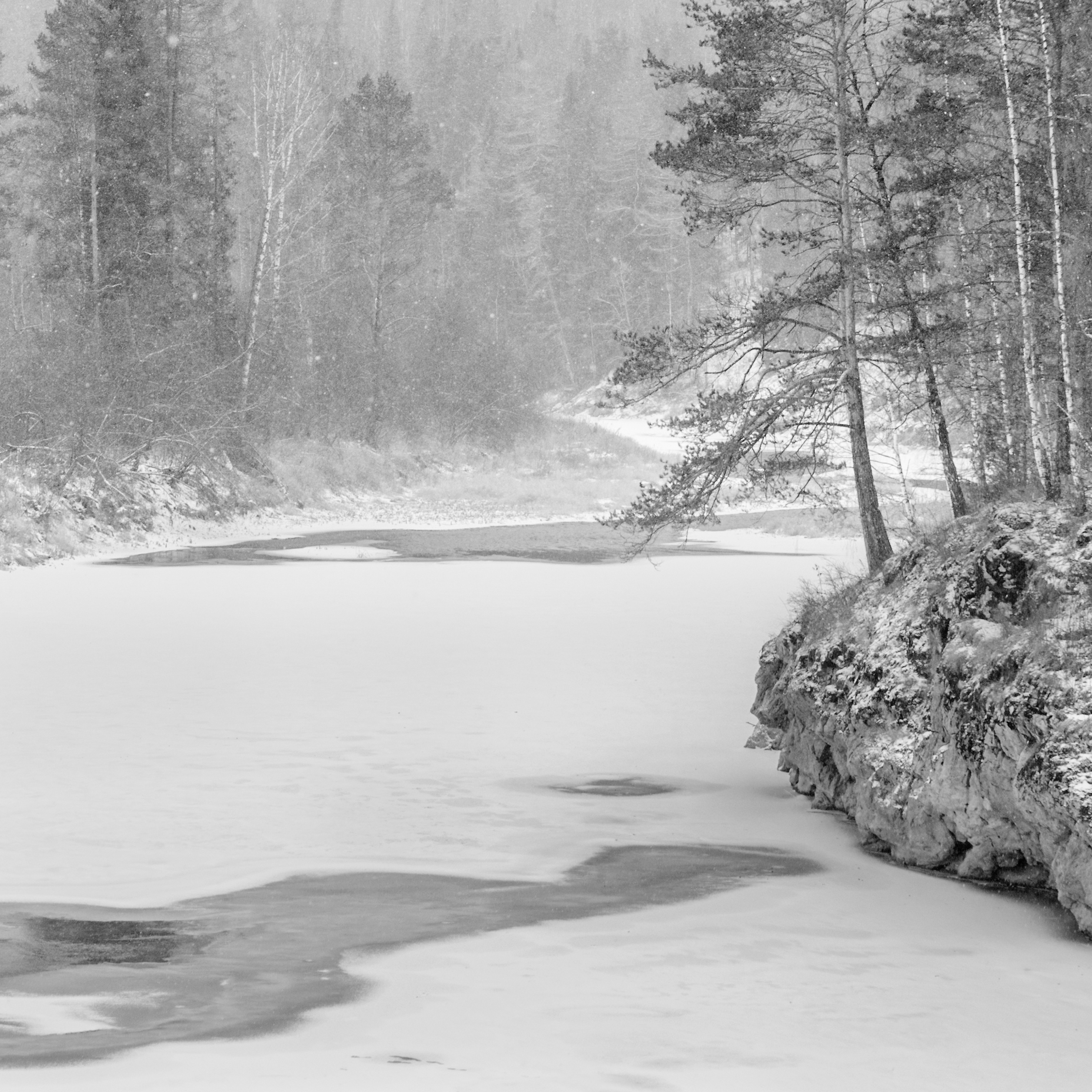 зимний пейзаж, урал, снегопад, река, природа, лес, монохромный пейзаж, морозная тишина, зимняя река, скальный берег, туман, Толстоноженко Илья
