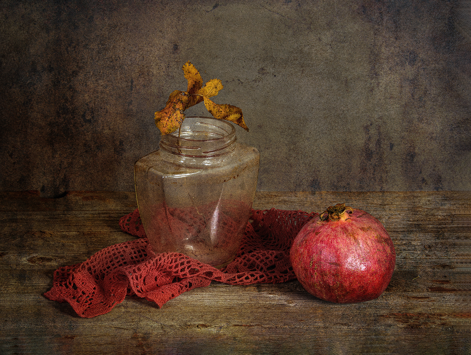 гранат, банка, желтые листья, салфетка, Алексей Бычков