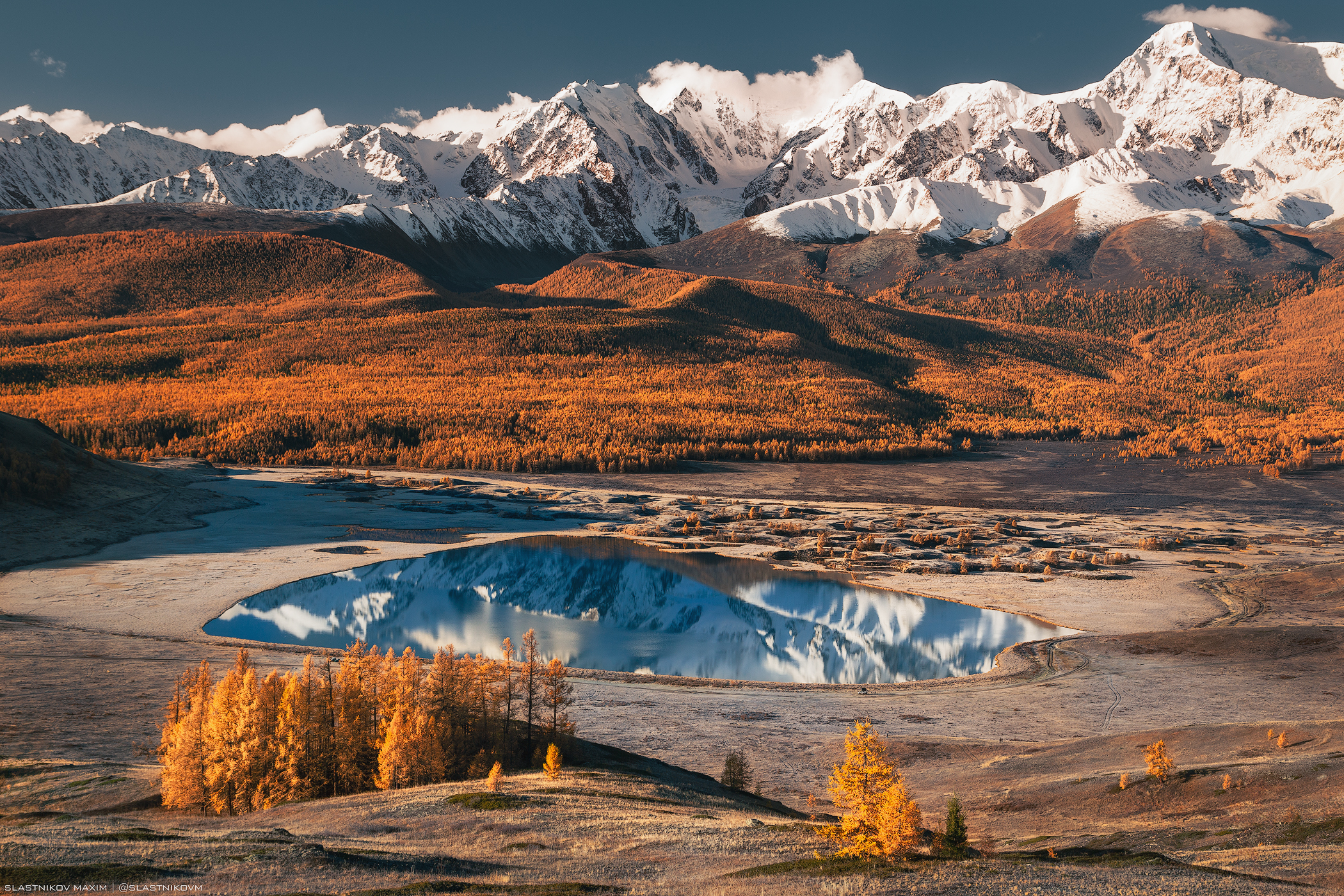 алтай, горы, озеро, снег, осень, золото, простор, ветер, хребет, пики, лес, поле, россия, путешествия, природа, рассвет, отражение, линии, треккинг, гладь, вода, небо, тишина, рябь, Максим Сластников