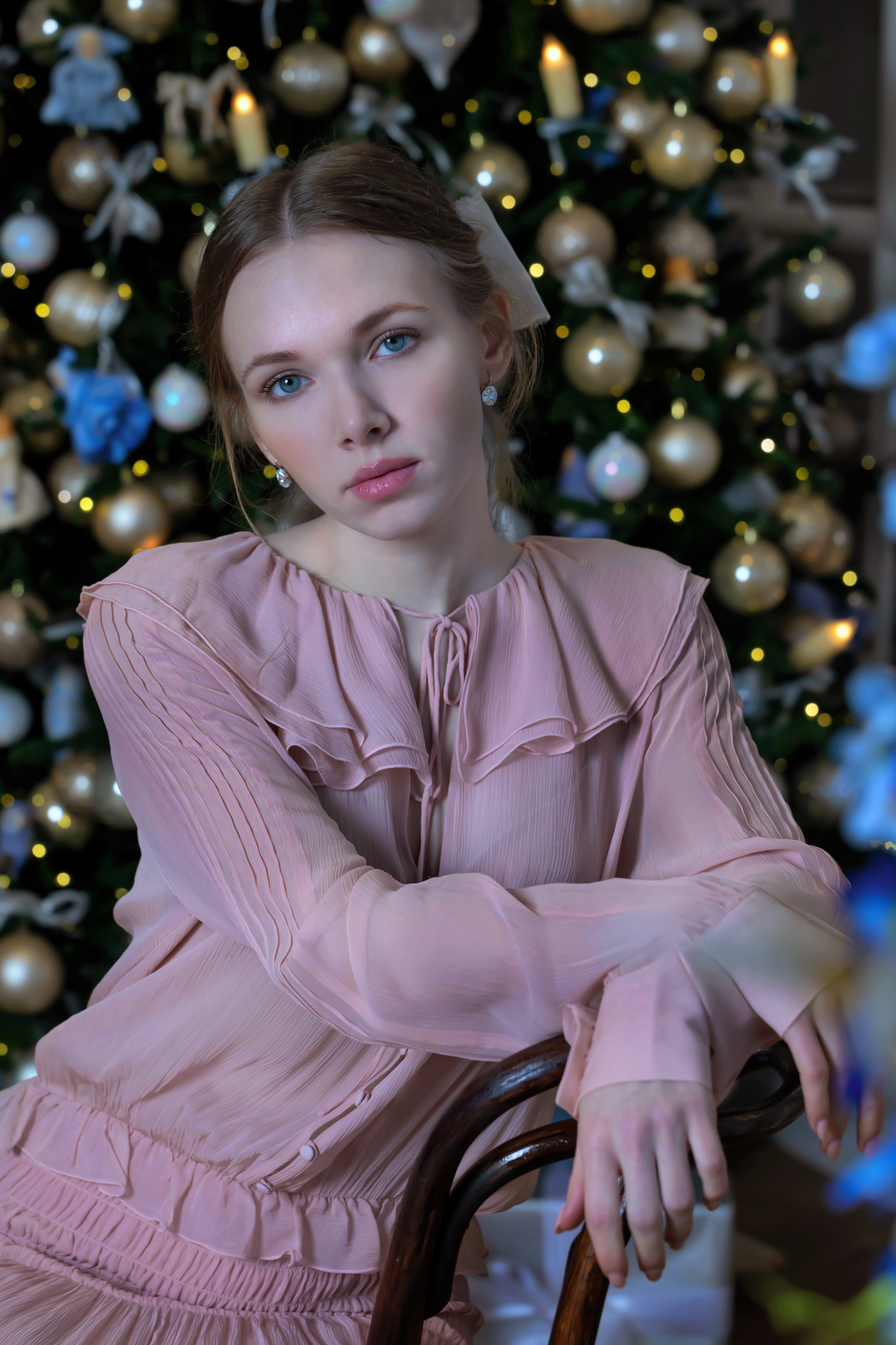 Молодая девушка, красота, молодость, спокойствие, Новый год, ёлка, новогодние шары, Герцен Наталья