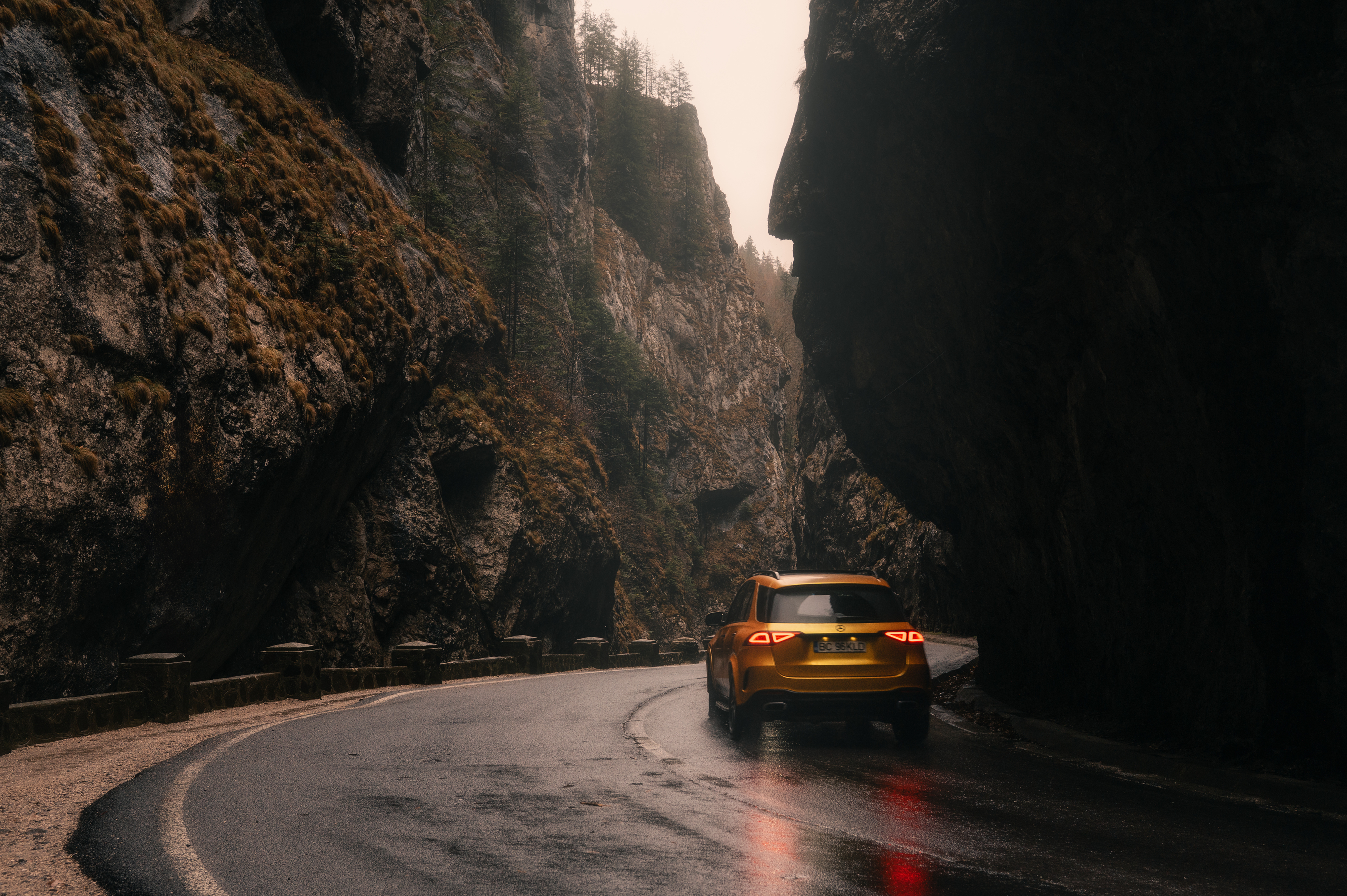 дорога, скалы, машина, горы, туман, дождь, асфальт, отражение, ущелье, пейзаж, одиночество, природа, car, road, rocks, fog, rain, reflection, canyon, mountains, landscape, Сухенко Олег