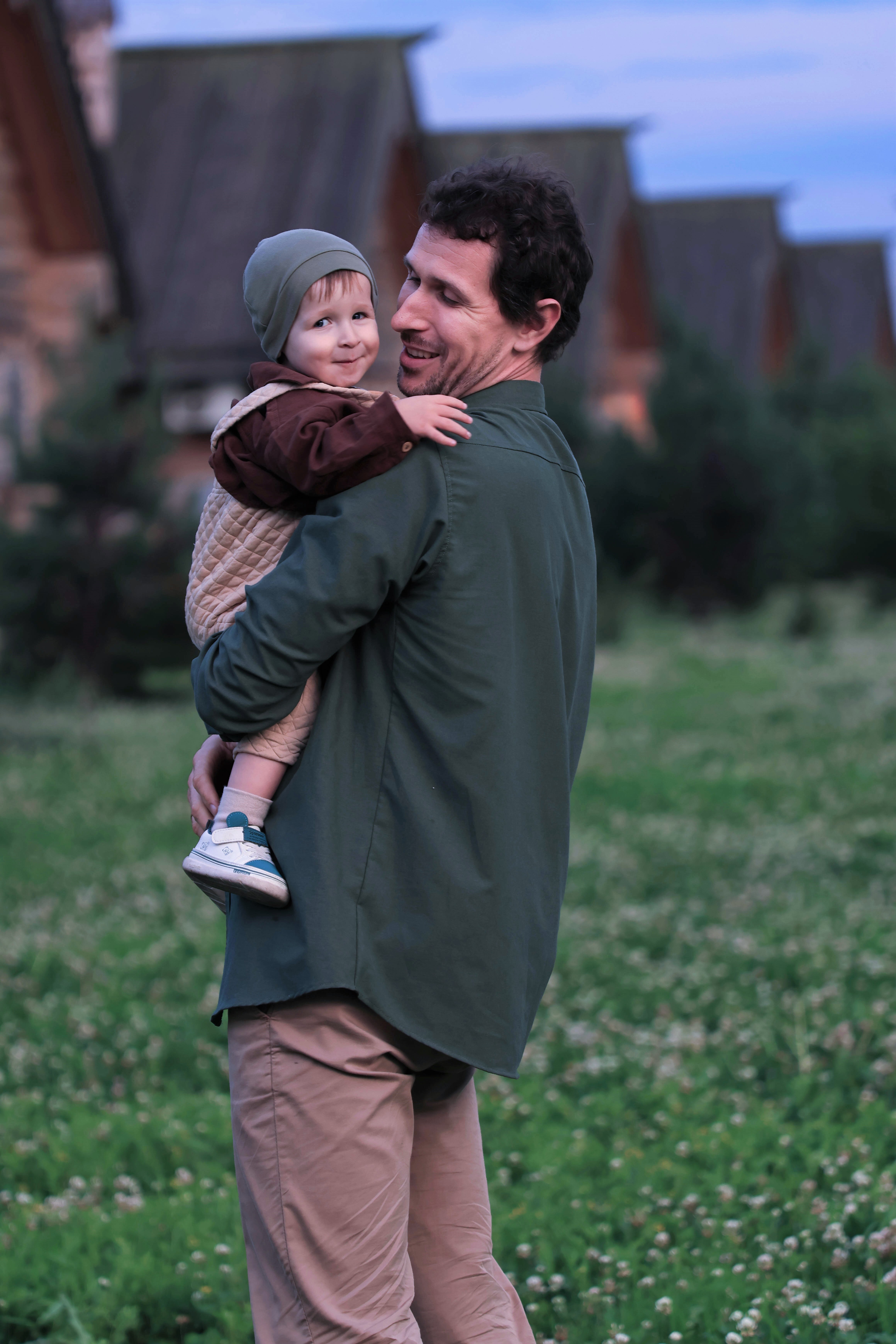 Папа, сын, семья, вечер, лето, деревянный город, клевер, Герцен Наталья