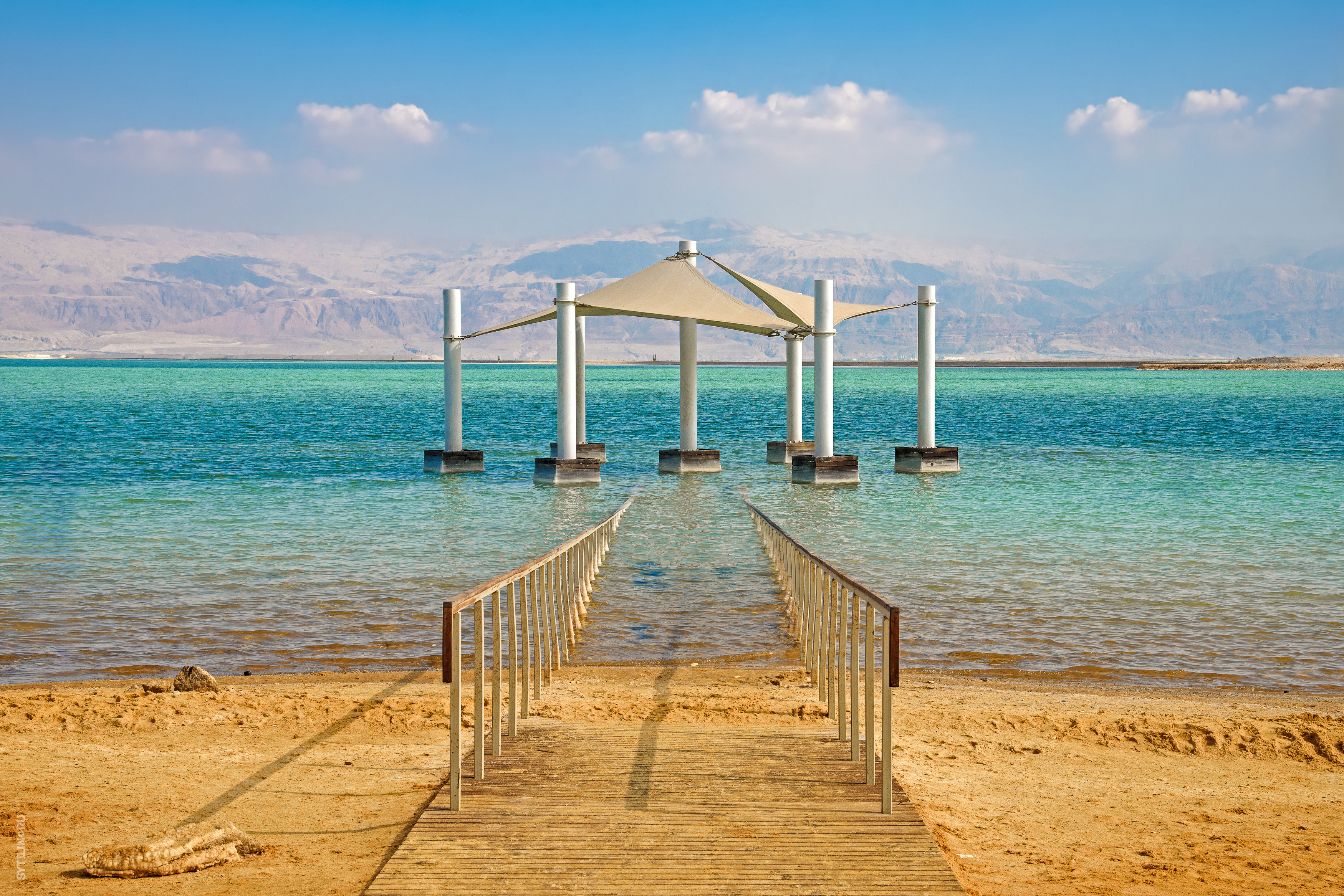 беседка; фон; пляж; красота; голубизна; мост; спокойствие; облако; облачно; побережье; береговая линия; мертвое море; месторождения; пустыня; эйн-бокек; пешеходный мост; небеса; Израиль; пейзаж; медицина; минерал; гора; природа; никого; на открытом воздух, Сытилин Павел