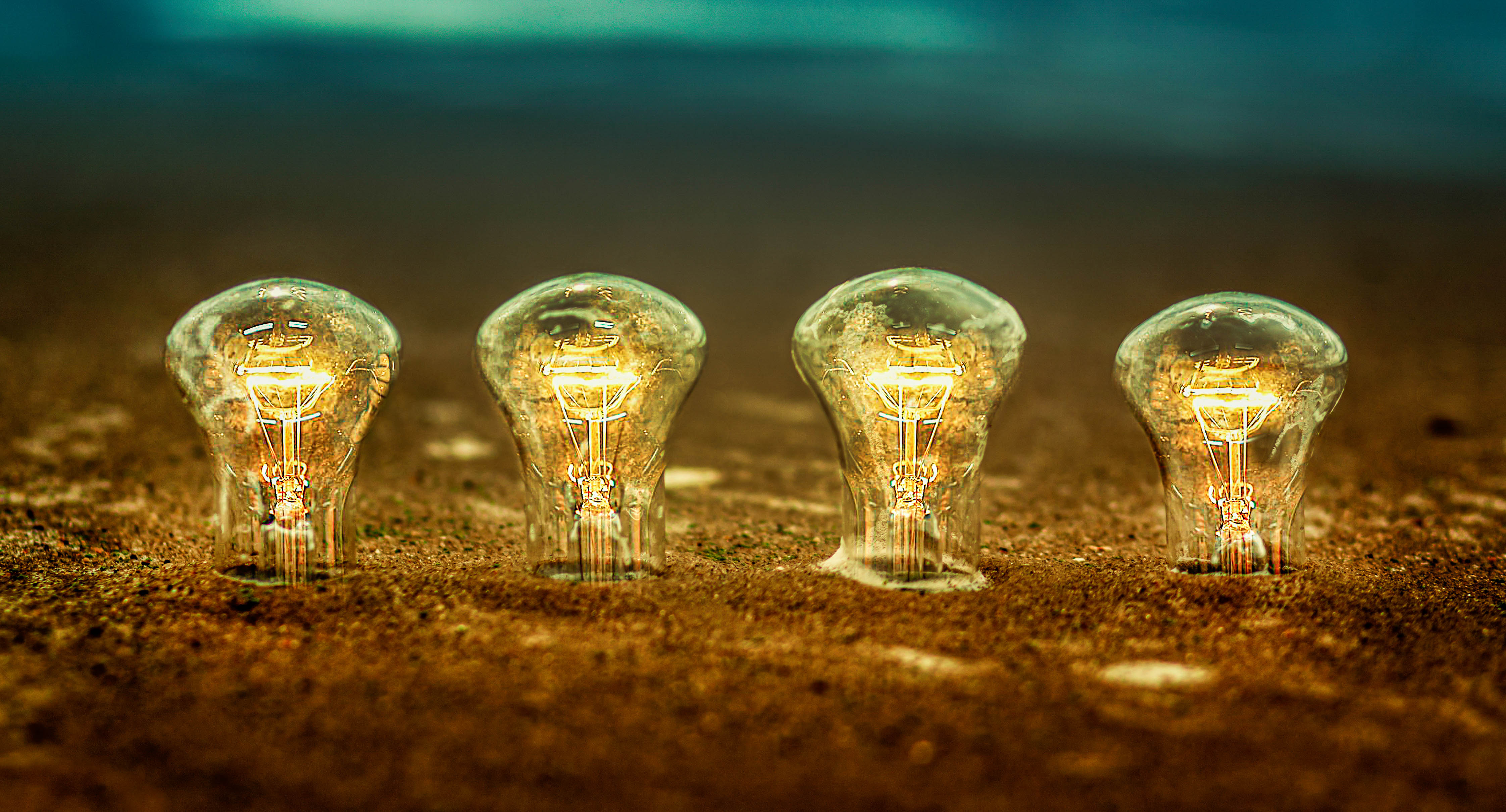 Лампочки Идеи Концепция Свет Песок Земля Текстура Освещение Инновации Озарение Метафора Энергия Теплый свет Холодный фон Контраст Символизм Горизонтальный Ряд Сюрреалистический Креативность, Раимун Алексей