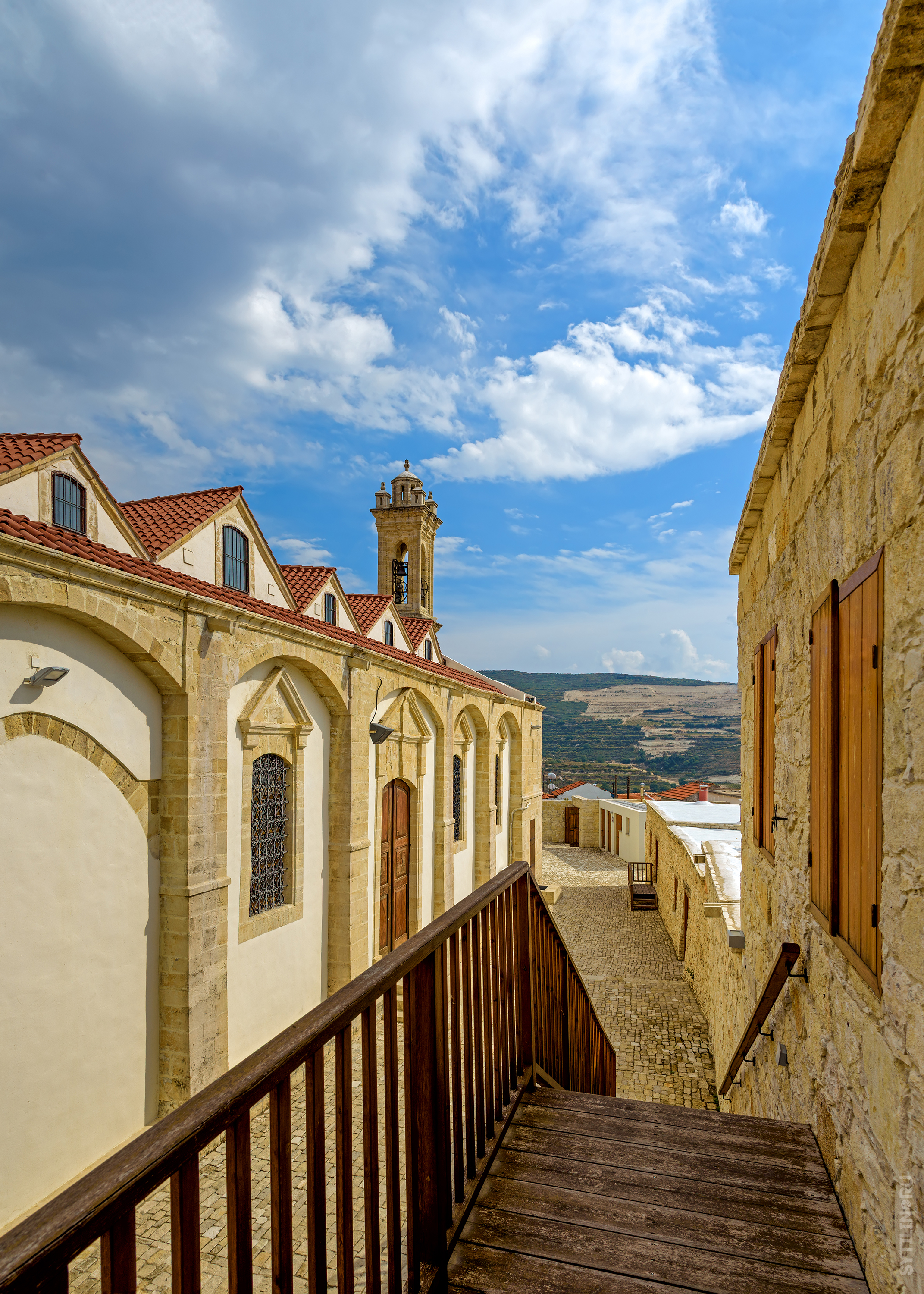 христианство; историческое; здание; облако; Крестовоздвиженский монастырь; вид; достопримечательность; никто; днем; православный; башня; небо; христиане; город; старый; наследие; история; часовня; древний; колокол; красная крыша; город; церковь; внешний в, Сытилин Павел