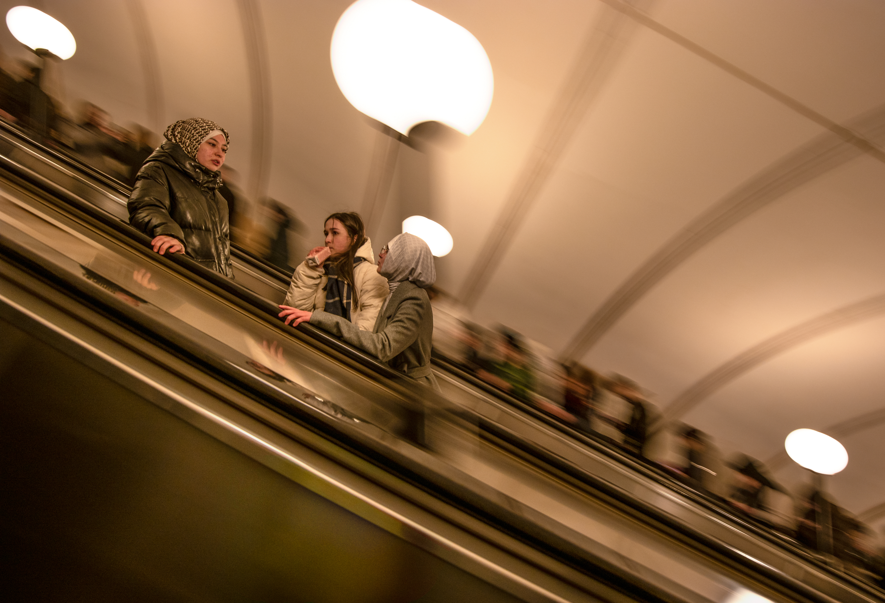 метро, эскалатор, поток людей, пакет сока, женщины в платках, Дмитрий Ткаченко
