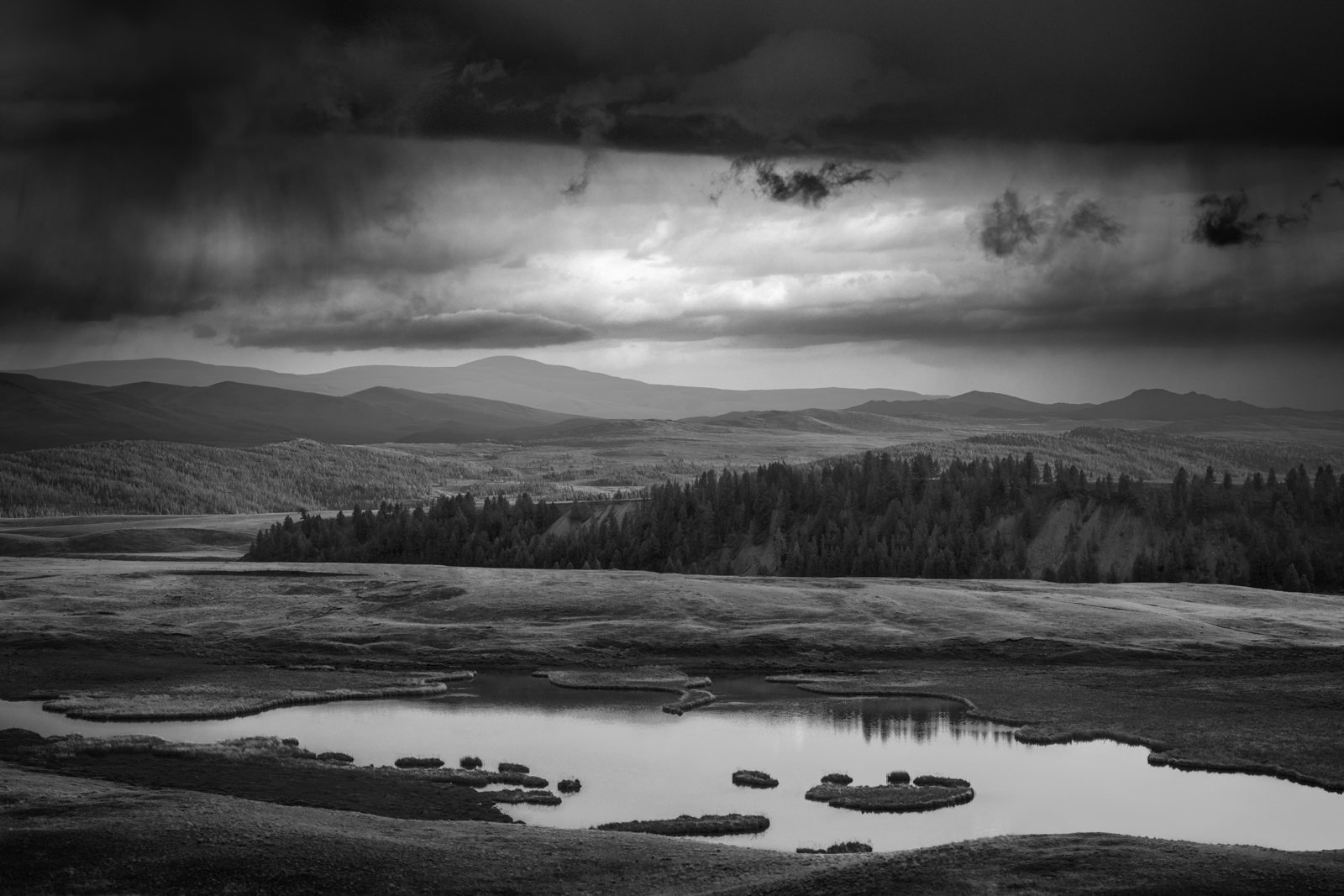 пейзаж, чб, черно-белое, природа, погода, хмурое, небо, горы6 озеро, река, контраст, тайга, Антипов Дмитрий