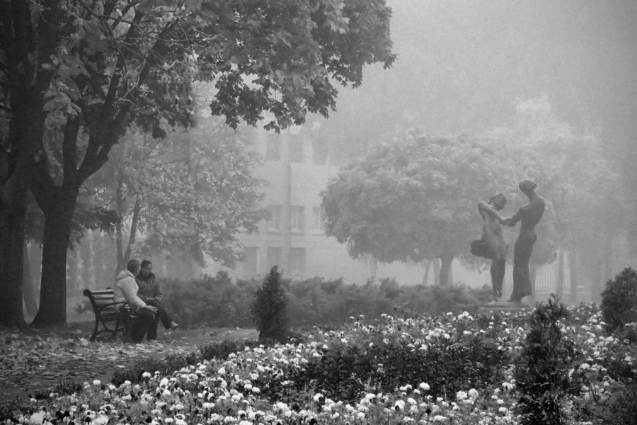 парк, туман,люди,памятник, Дмитрий Кротиков