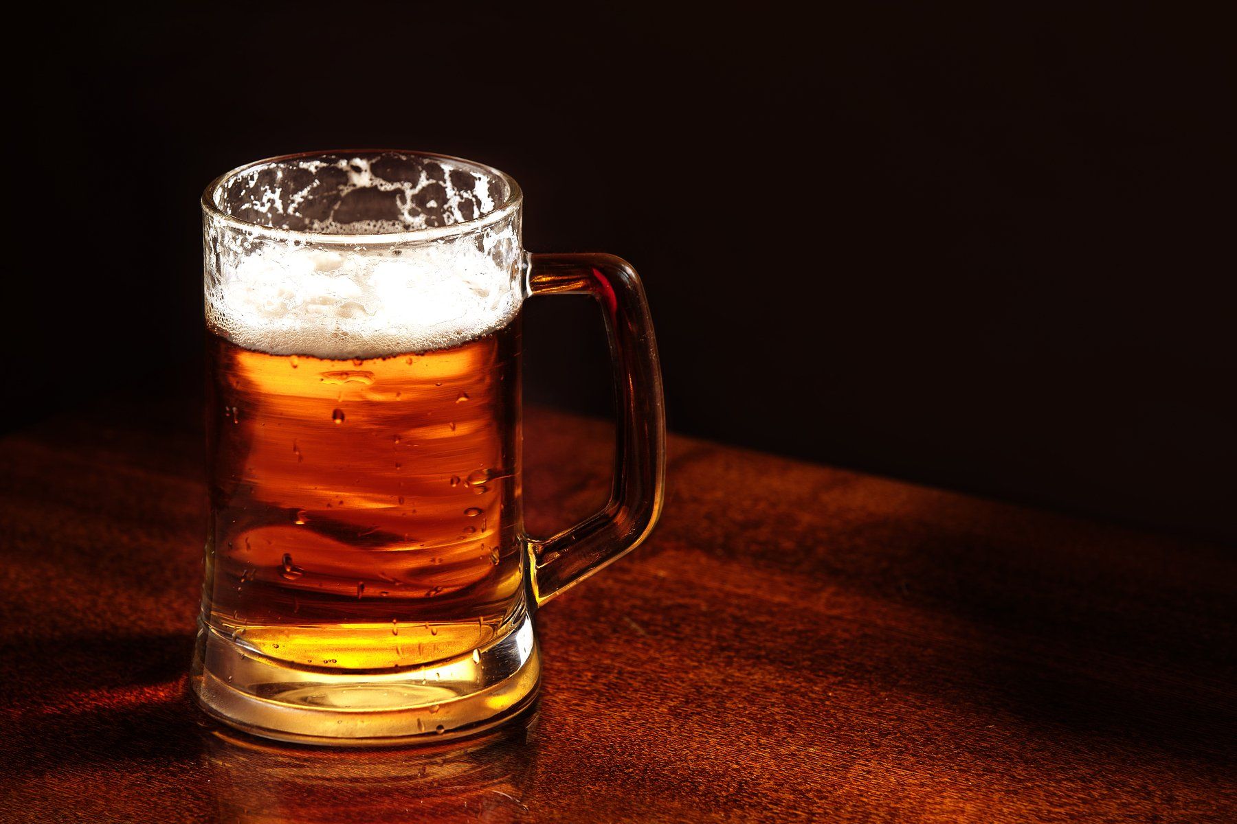 drinks, alcohol, mug, beer, table, glass, frothy, material, pint, wood, lager, cold, yellow, gold, establishment, dark, bubble, food, liquid, horizontal, still, color, close-up, object, backgrounds, freshness, single, space, refreshment, pouring, full, fo, Матвеев Александр