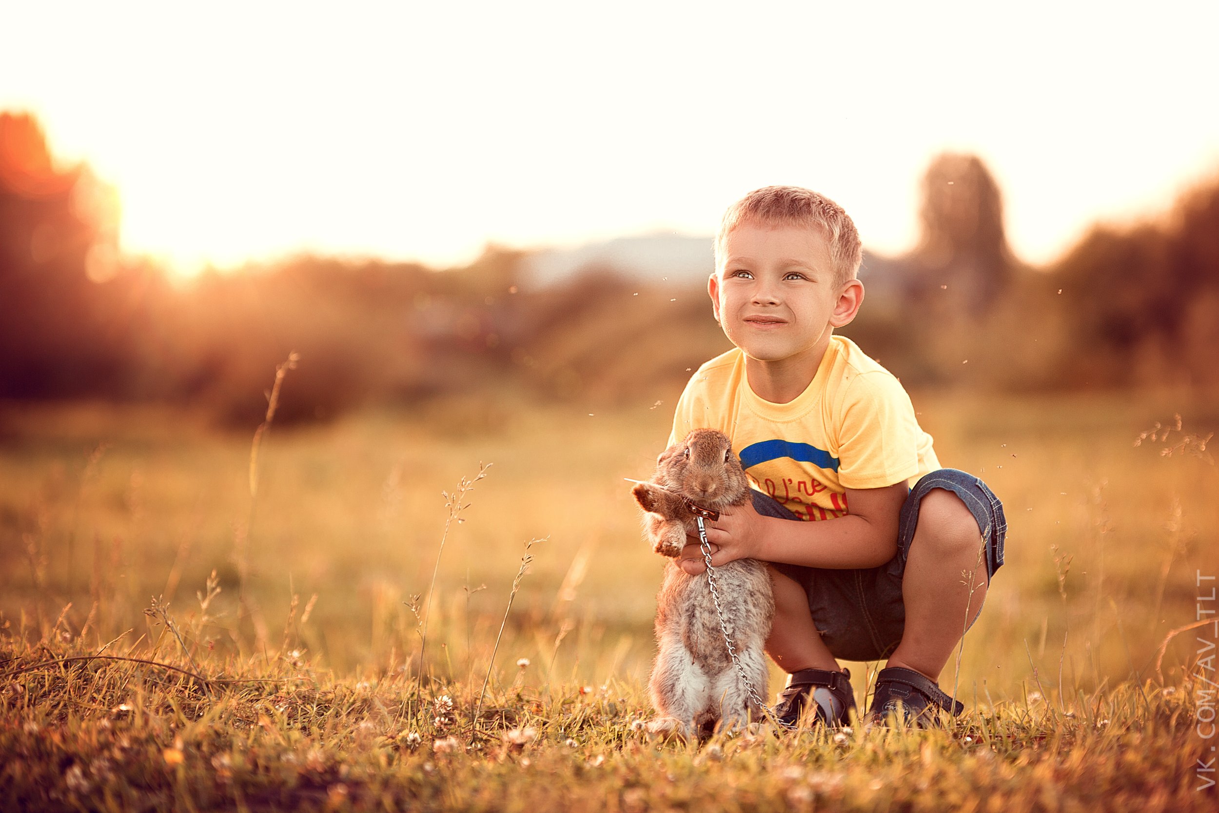 мальчик, кролик, поле,ребенок, Сухарь Александр
