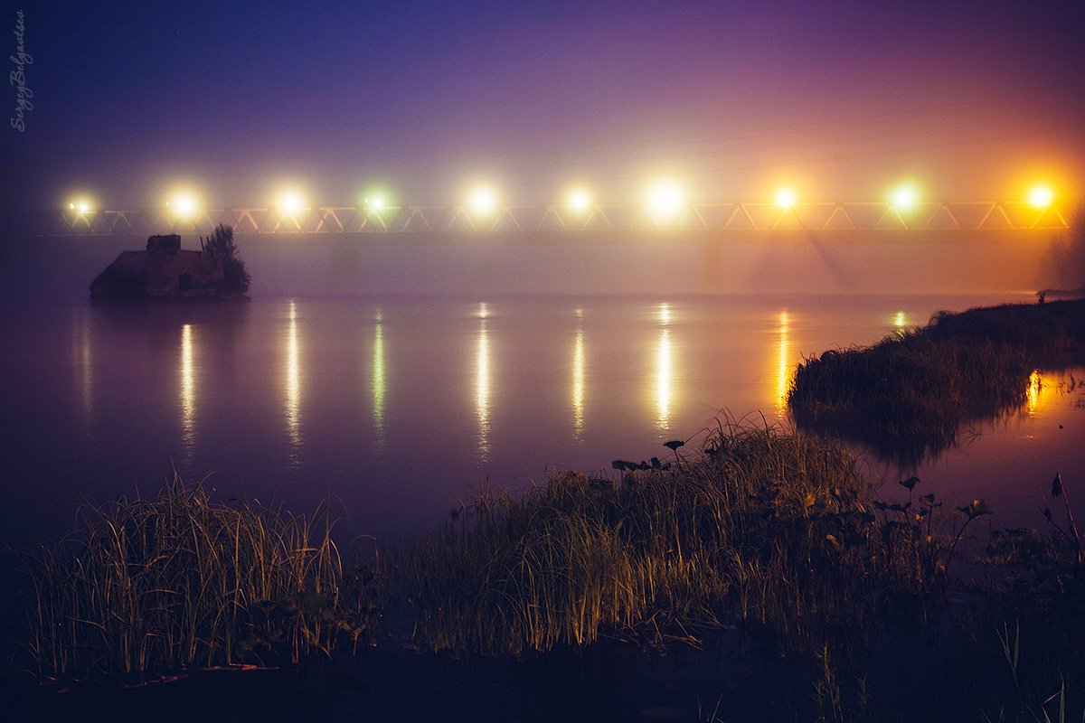 река, Мрас-Су, берег, мост, фонари, бык, трава, ночь, утро, Сергей Белявцев