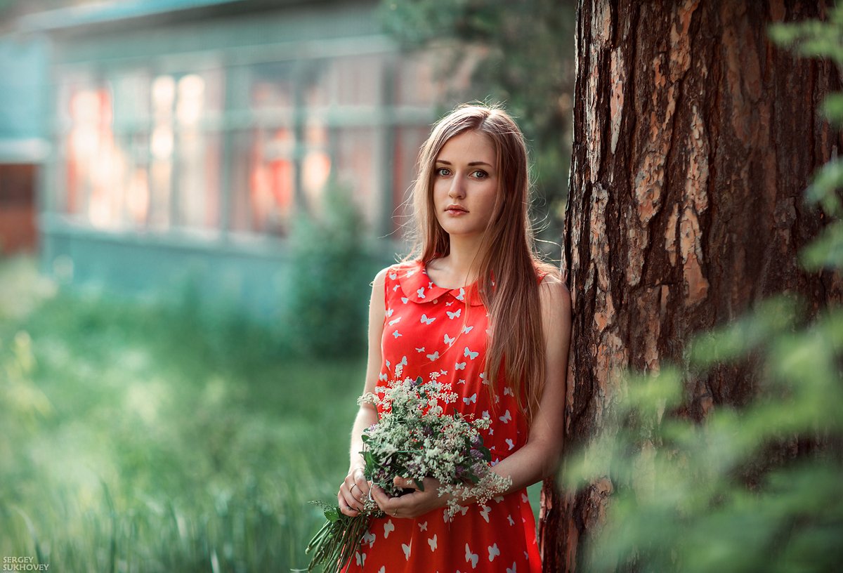 девушка в красном, девушка с букетом, девушка с цветами, красное платье, летний портрет, Сергей Суховей